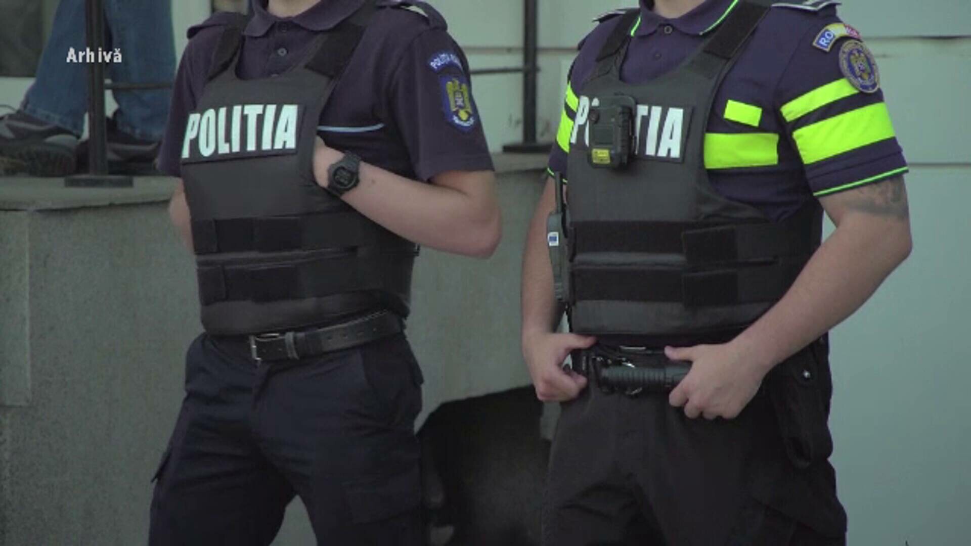 Polițiști amenințați cu topoare, după ce le-au cerut unor bărbați să dea muzica mai încet, în Neamț. Ce a urmat