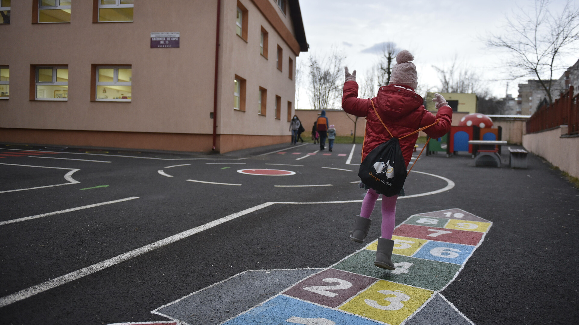 copil in curtea scolii