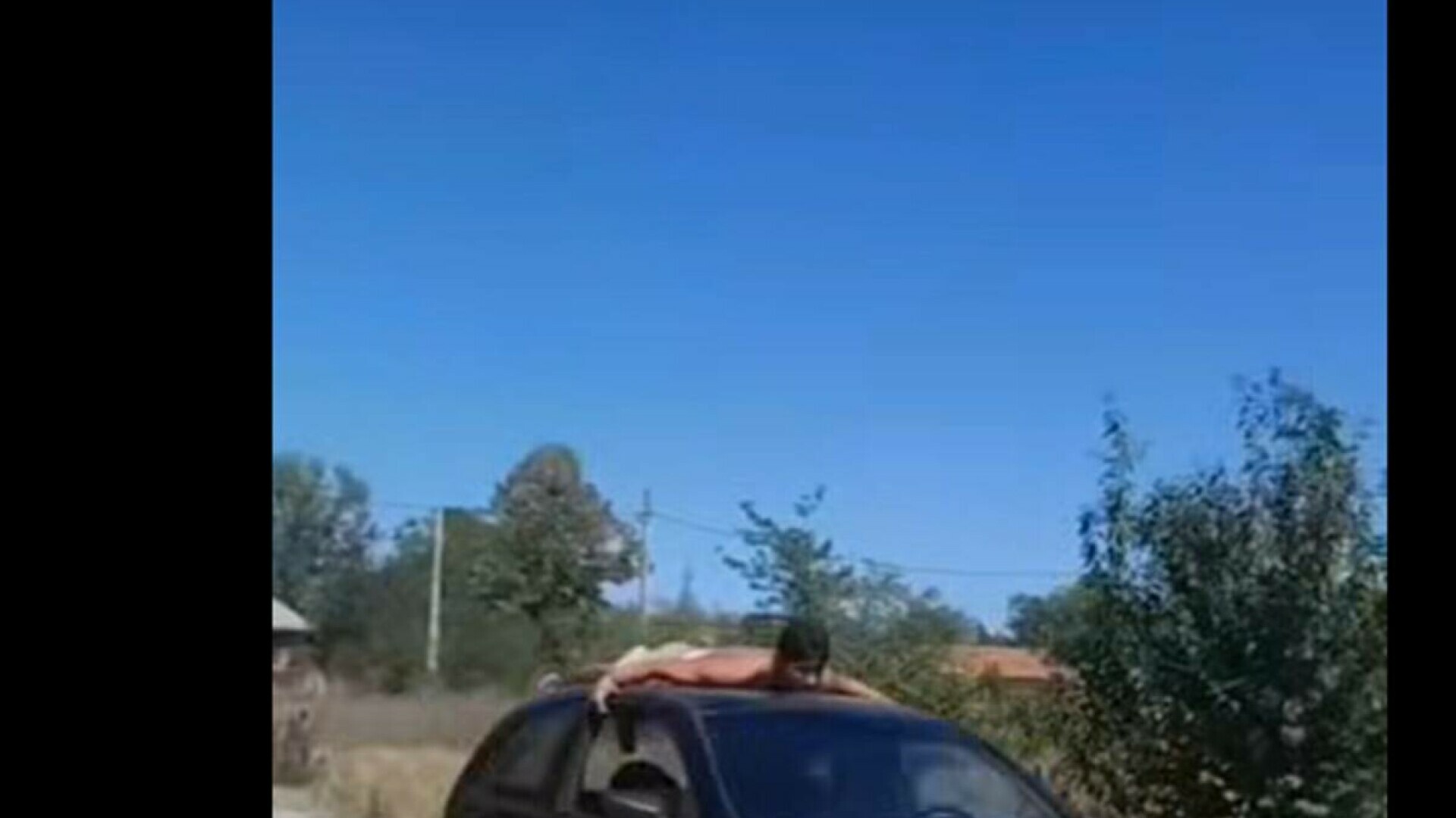 Șoselele, teren de joacă pentru inconștienți: Tânăr din Gorj, cercetat penal după ce și-a pus prietenul pe plafonul mașinii