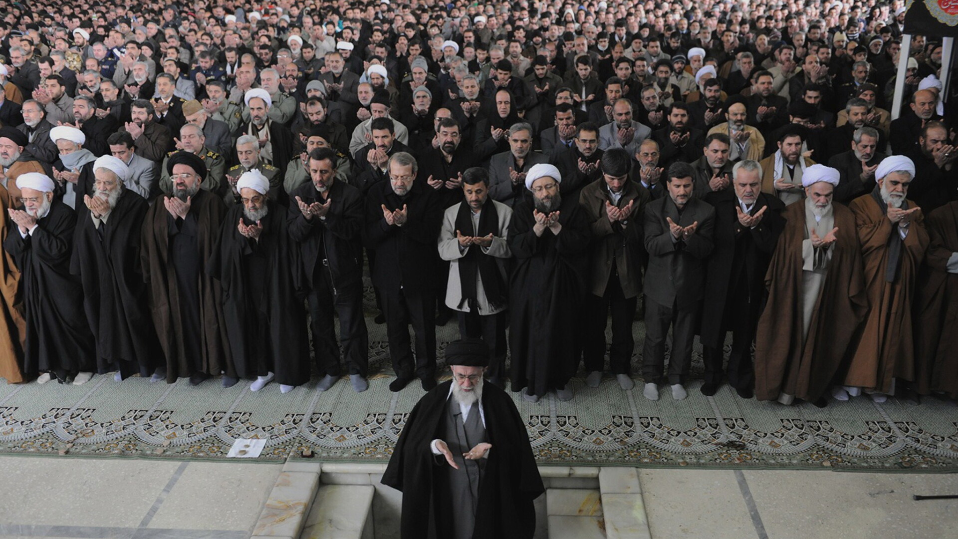 Mahmud Ahmadinejad (in centru)