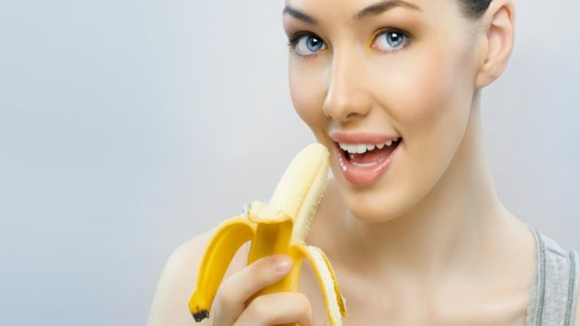 femeie mancand banana