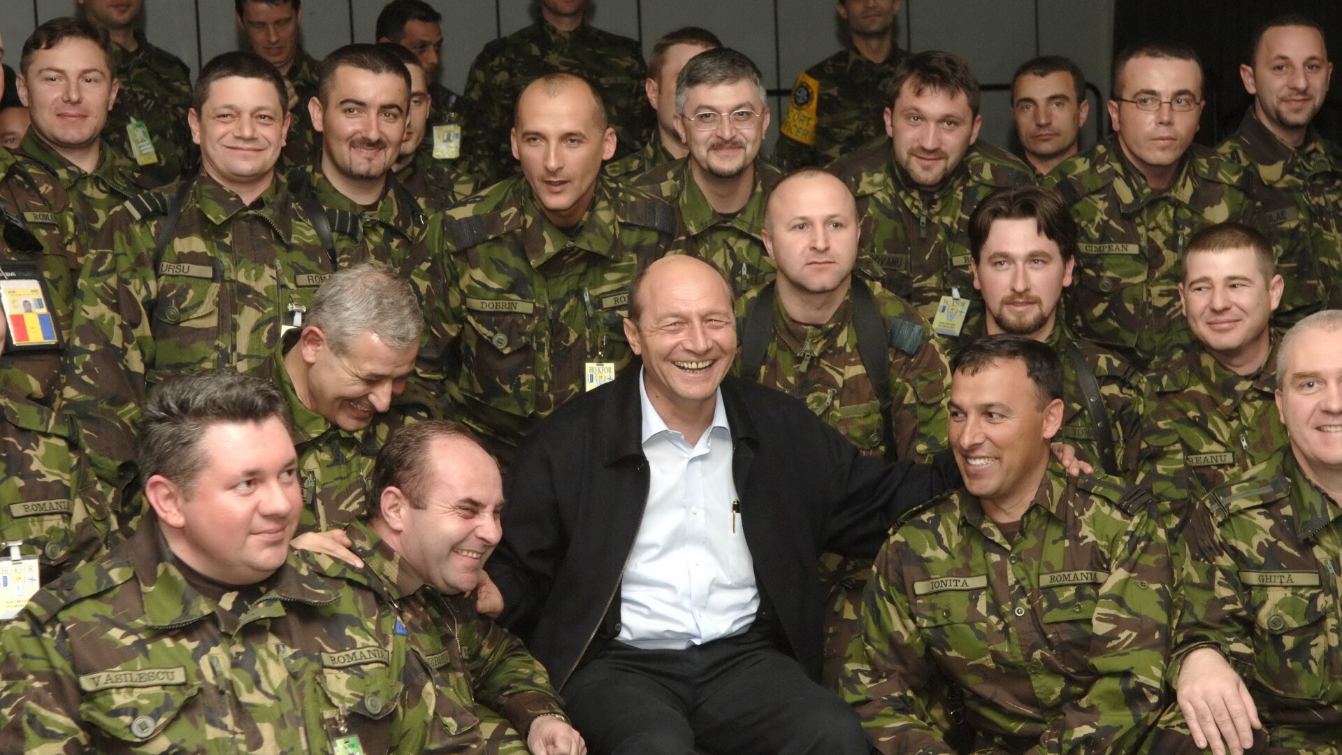 Traian Basescu si militari romani din Kosovo (2006)