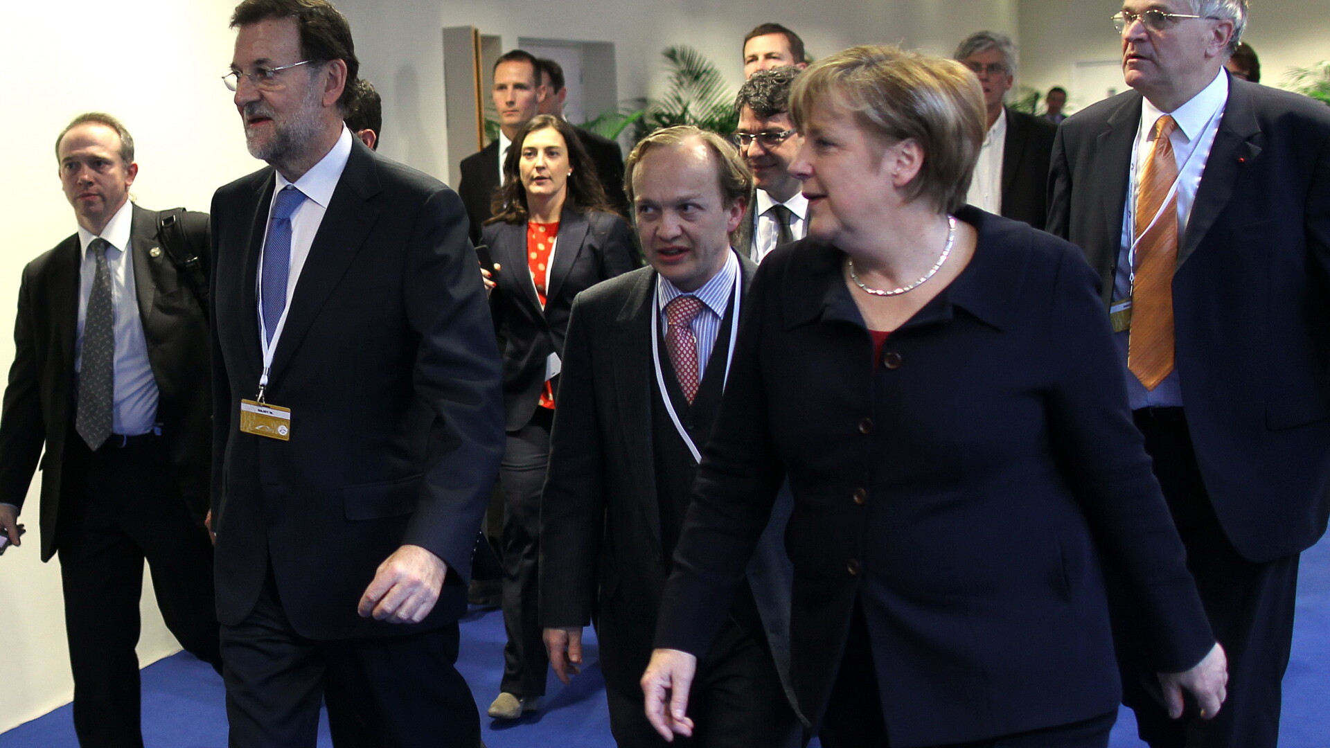 Premierul Spaniei, Mariano Rajoy (S) si cancelarul Germaniei Angela Merkel (D)