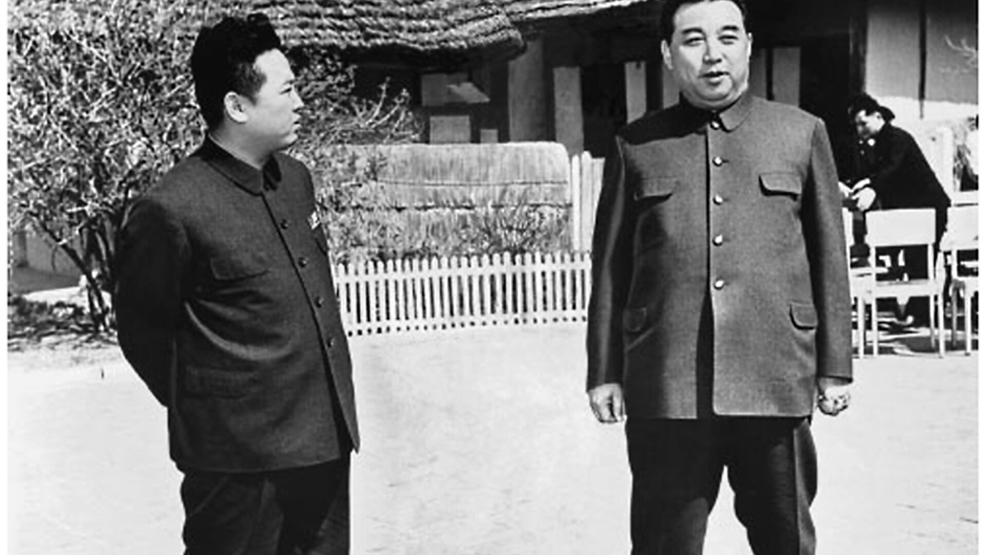 Kim Jong-il (stanga) si Kim il-Sung (dreapta) in 1972