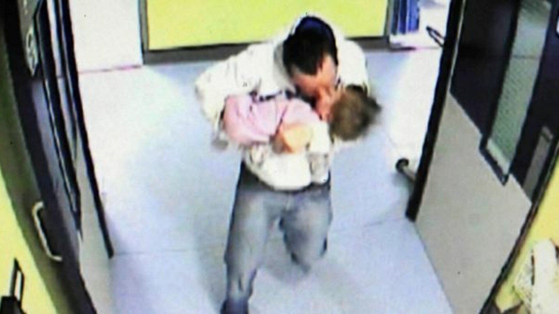 barbat aduce un copil la spital