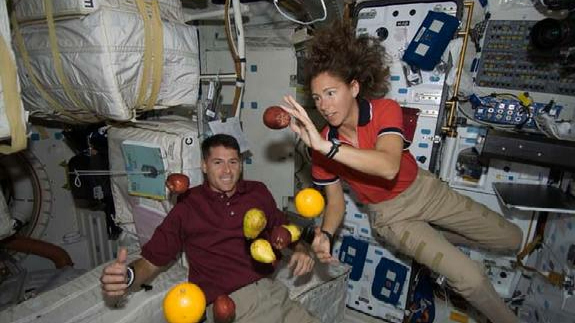 astronauti, fructe, statia spatiala internationala