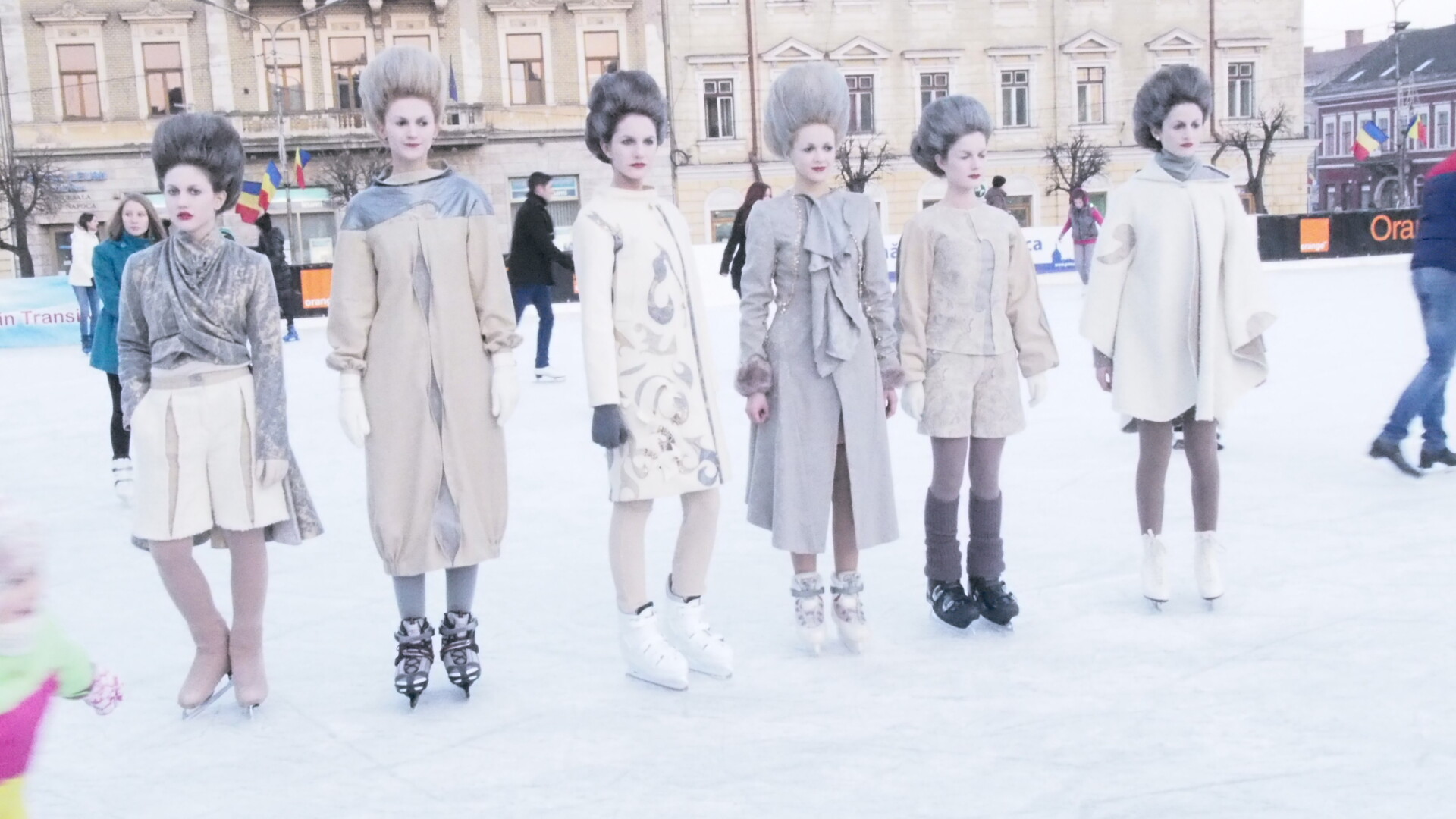 Rochii inedite cu motive de iarna, etalate pe patinoarul din Piata Unirii