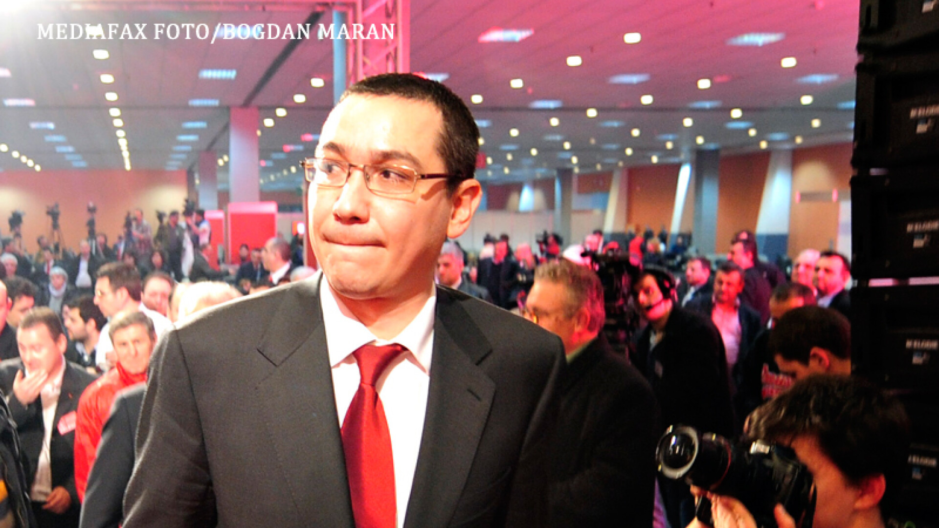 Victor Ponta isi musca buza de jos un reporter ii face poza
