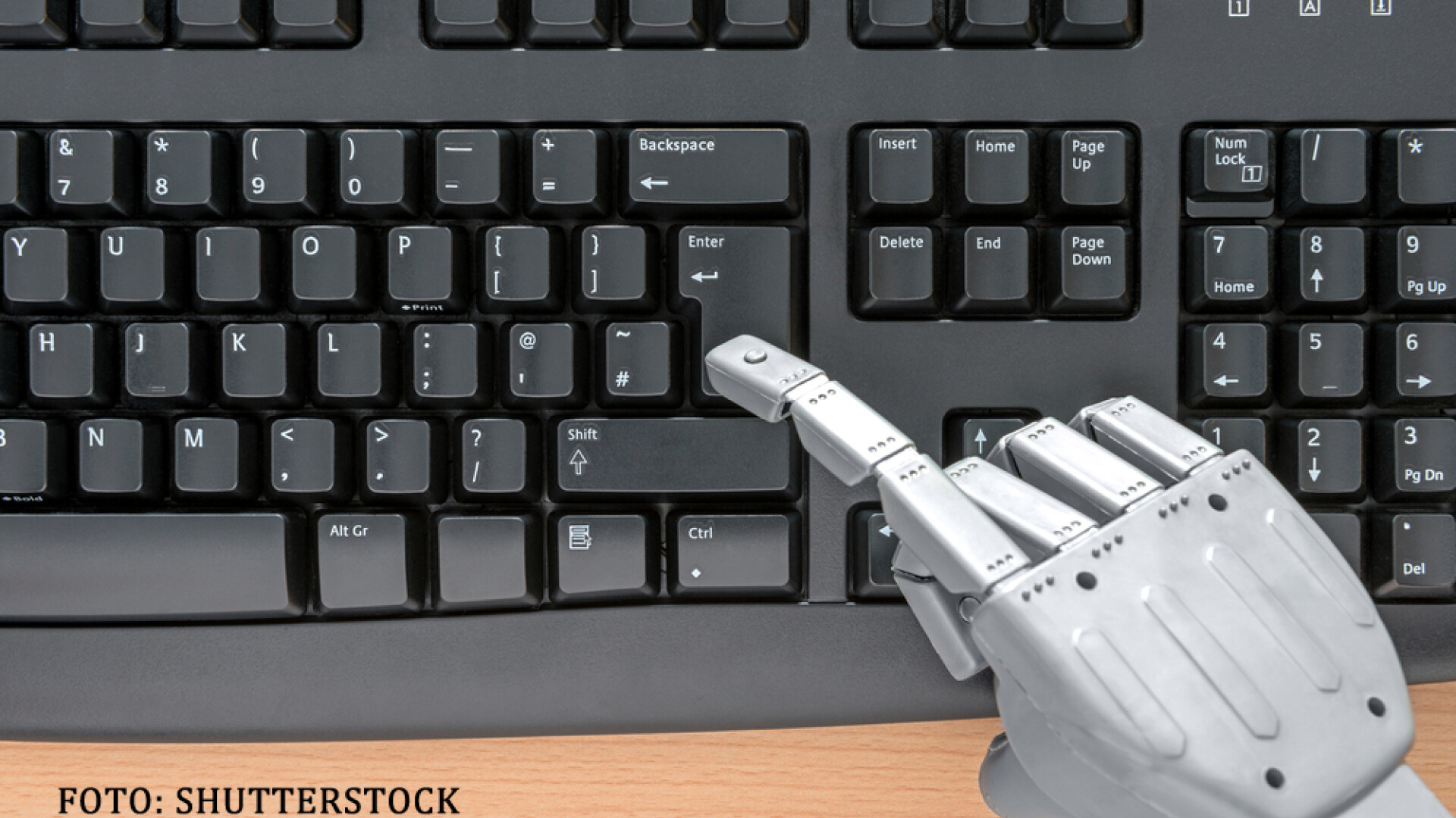 mana de robot pe tastatura