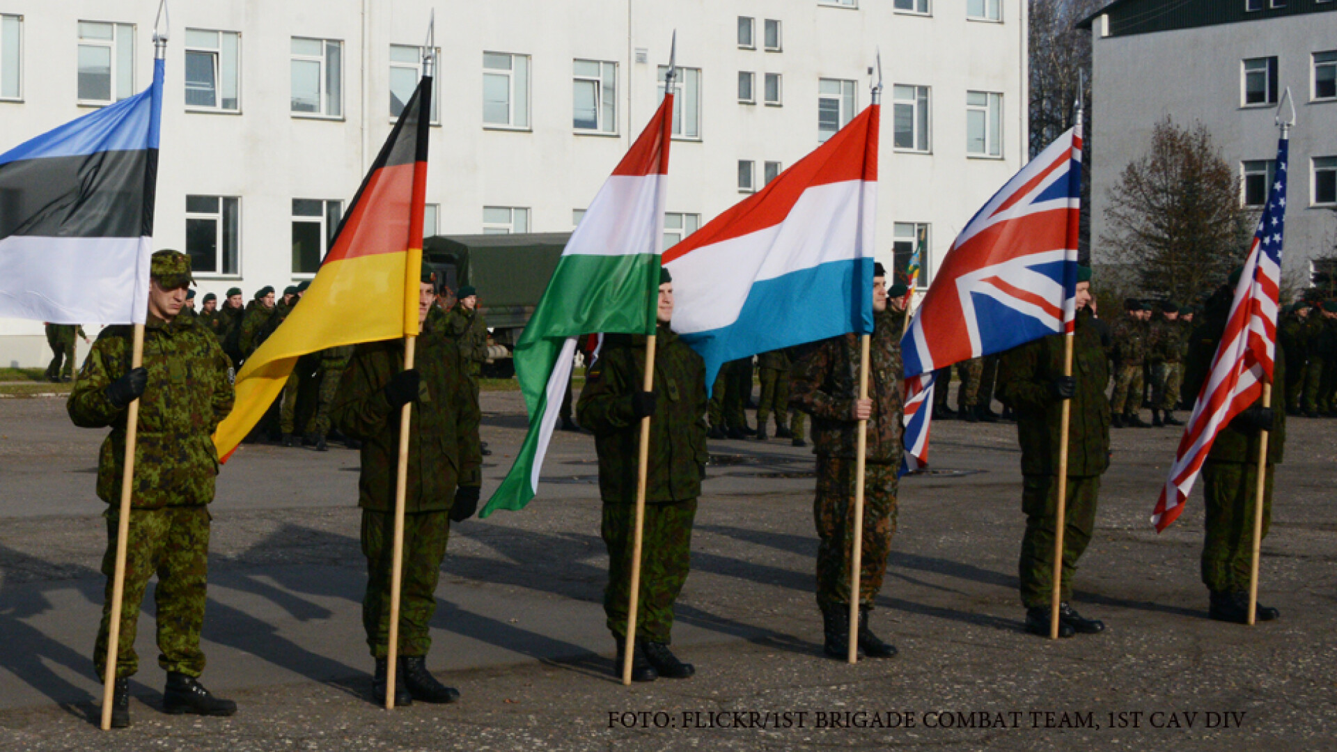soldati NATO cu steaguri