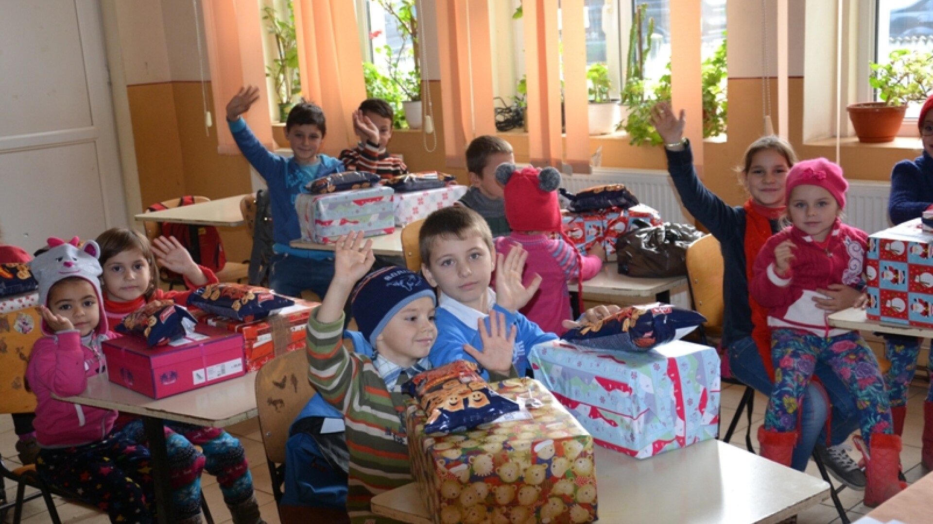 Peste 7.000 de copii din familii cu posibilitati limitate au fost vizitati si in acest an de Mos Craciun