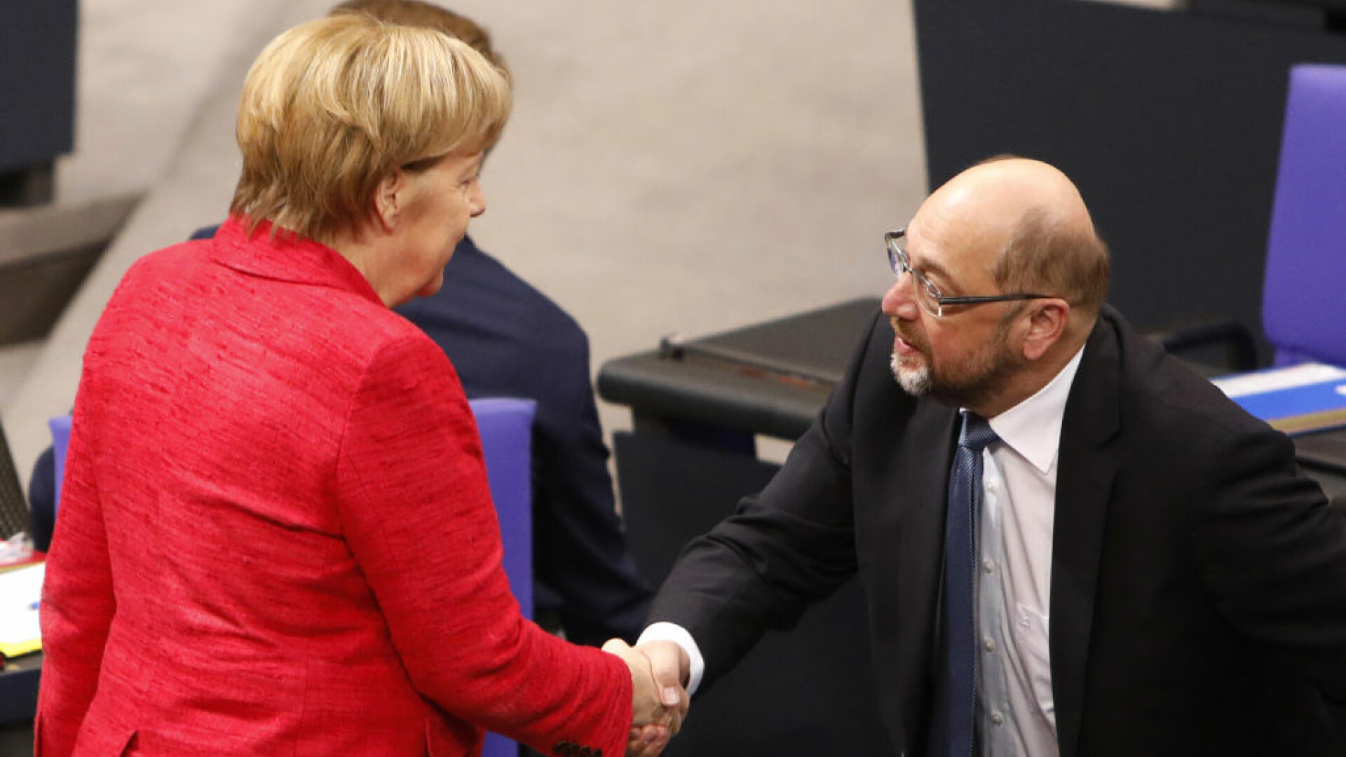 Angela Merkel da mana cu Martin Schulz