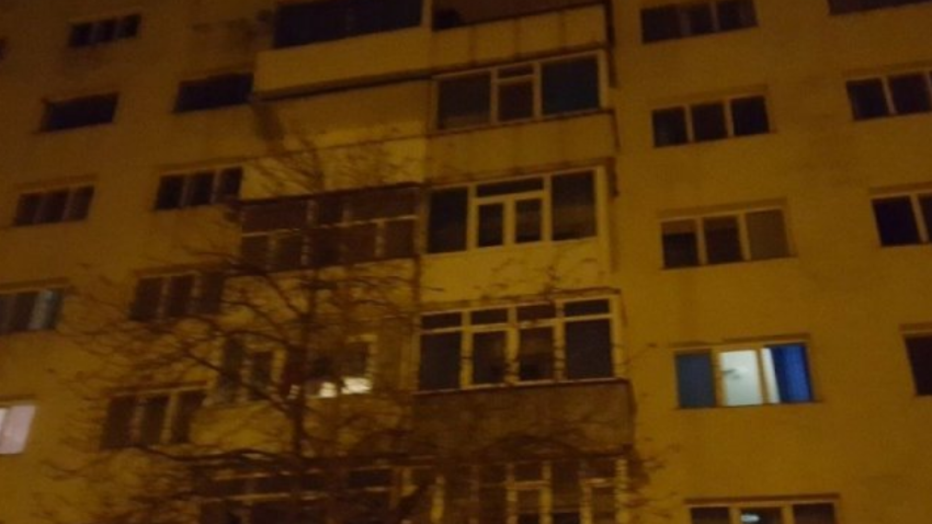 O femeie s-a spânzurat în balconul apartamentului său din Iași