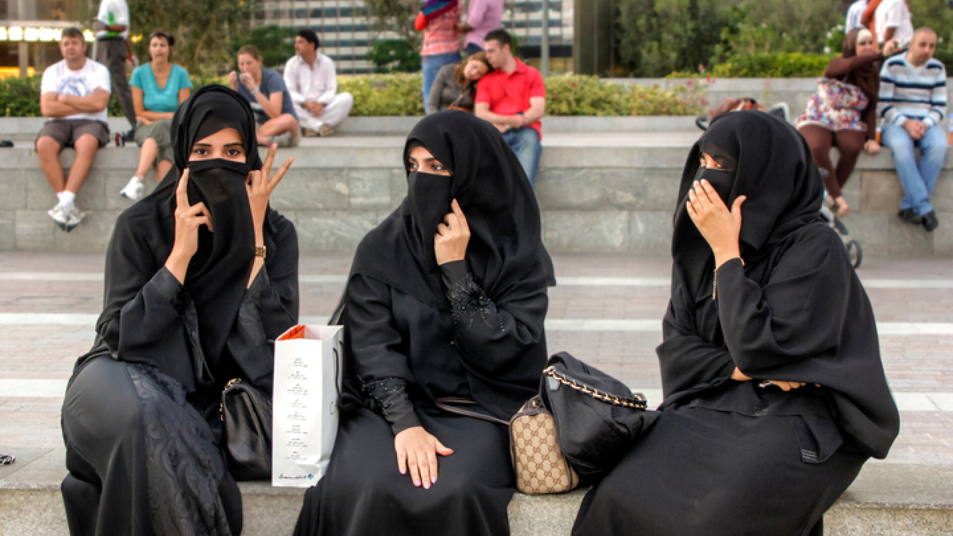 femei cu val integral pe fata, in Dubai
