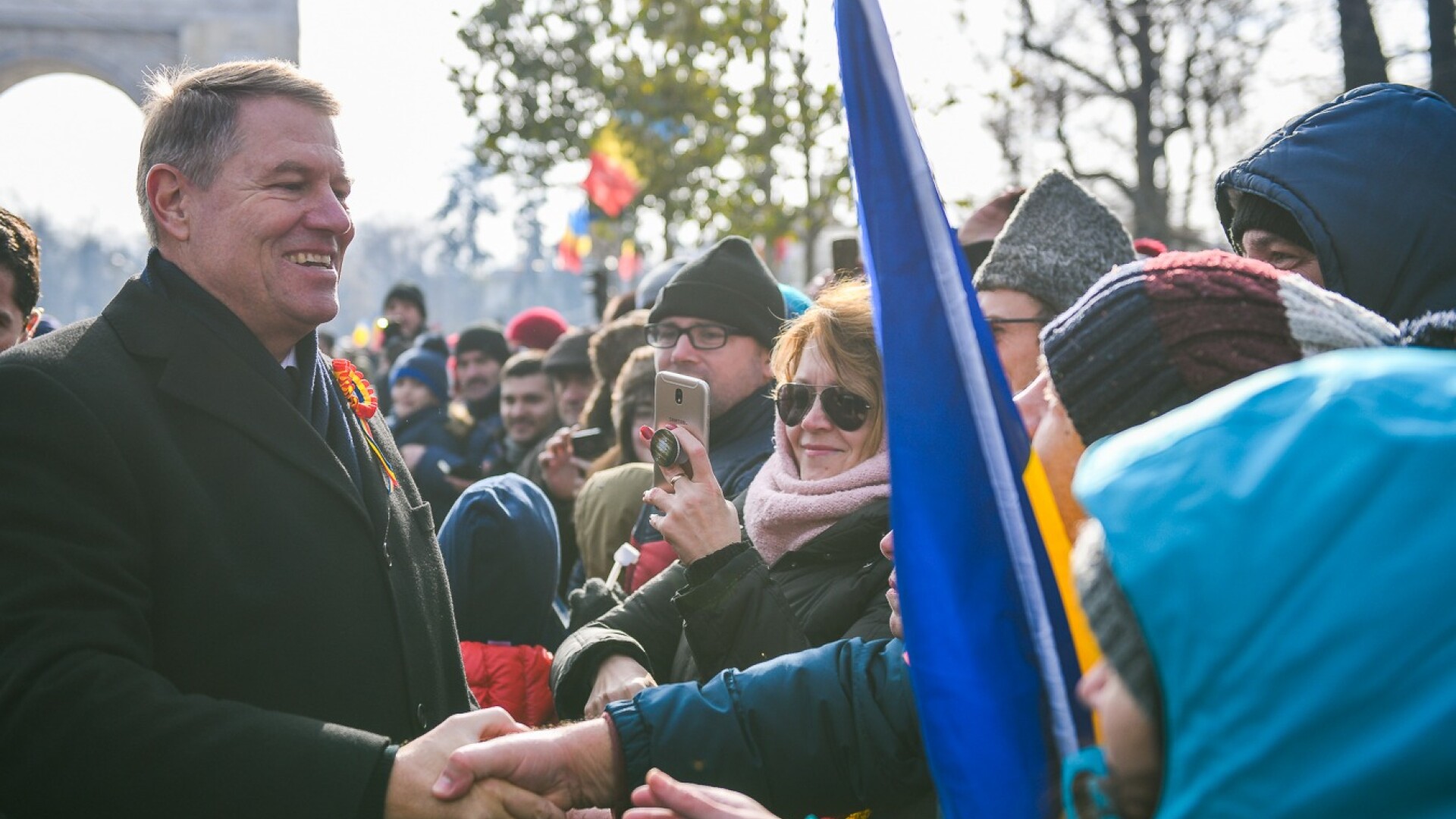 Președintele Klaus Iohannis a făcut baie de mulţime, după parada de Ziua Națională