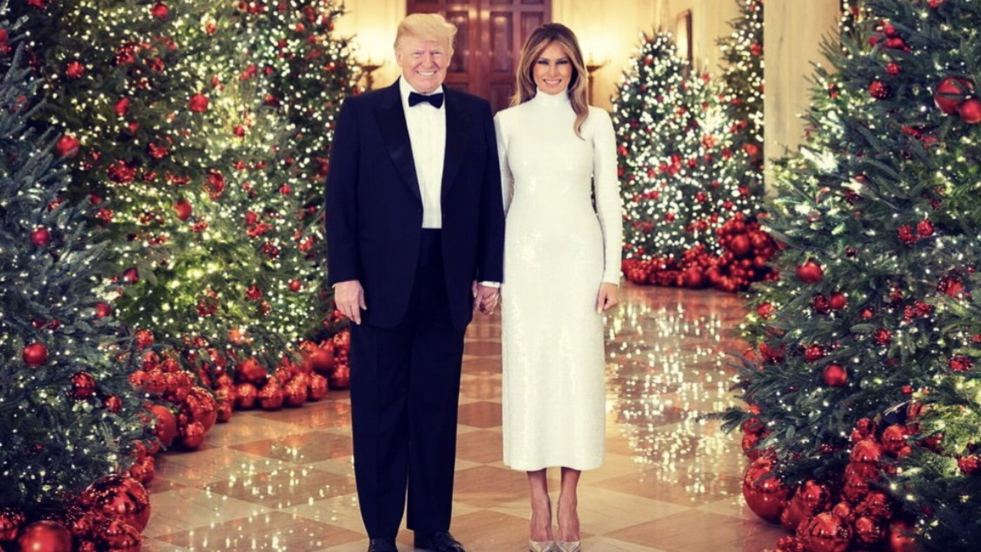 Melania și Donald Trump, în fotografia oficială de Crăciun