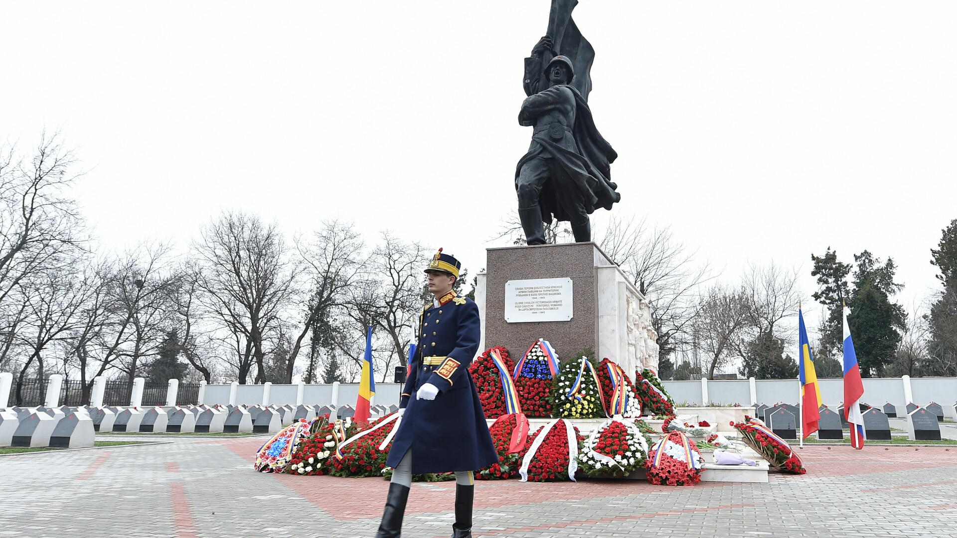 Monumentul Ostasului Sovietic de la Cimitirul Eroilor din Pipera.