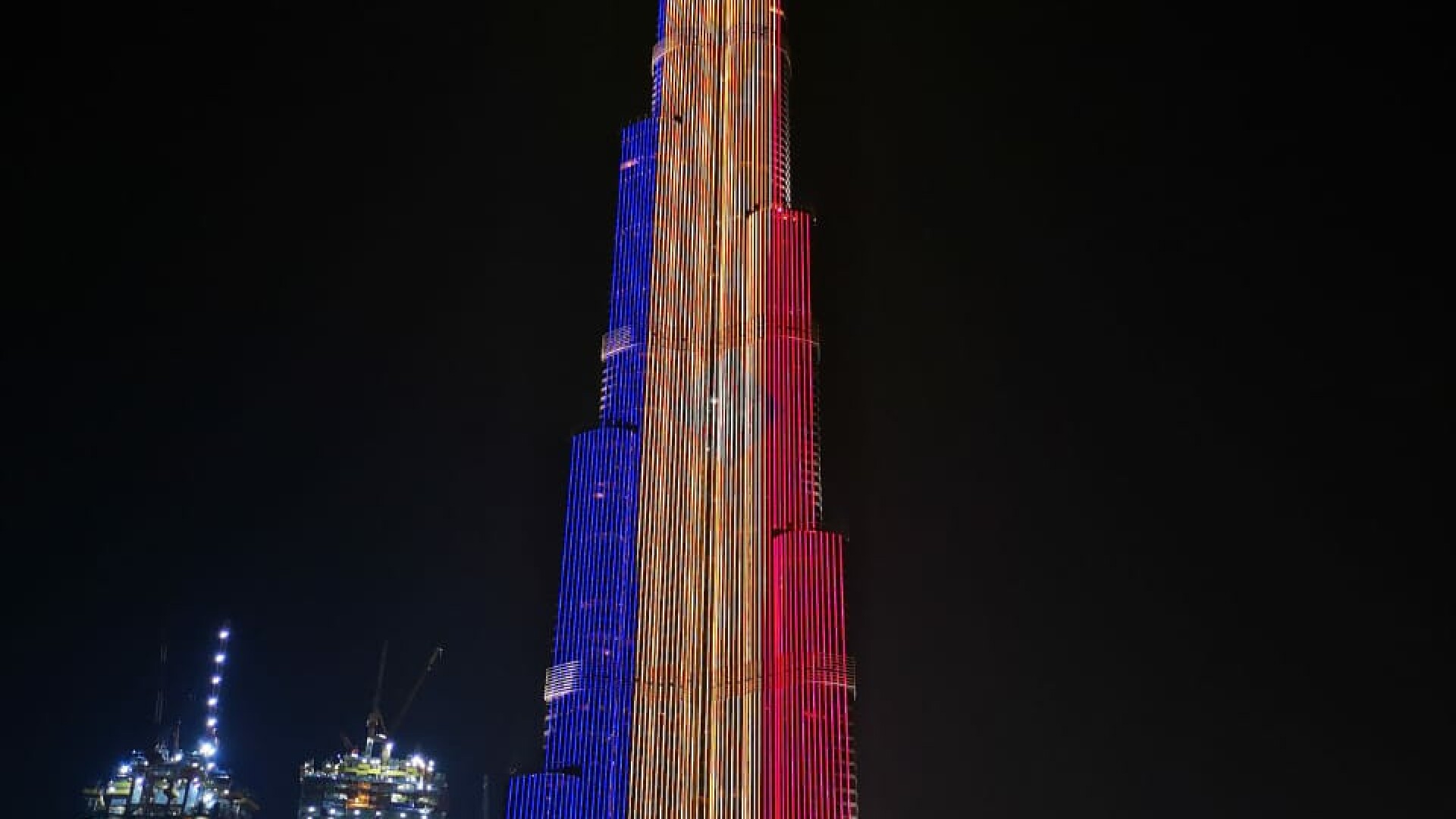 Cea mai înaltă clădire din lume, Burj Khalifa din Dubai, a fost luminată în culorile steagului României, de Ziua Națională
