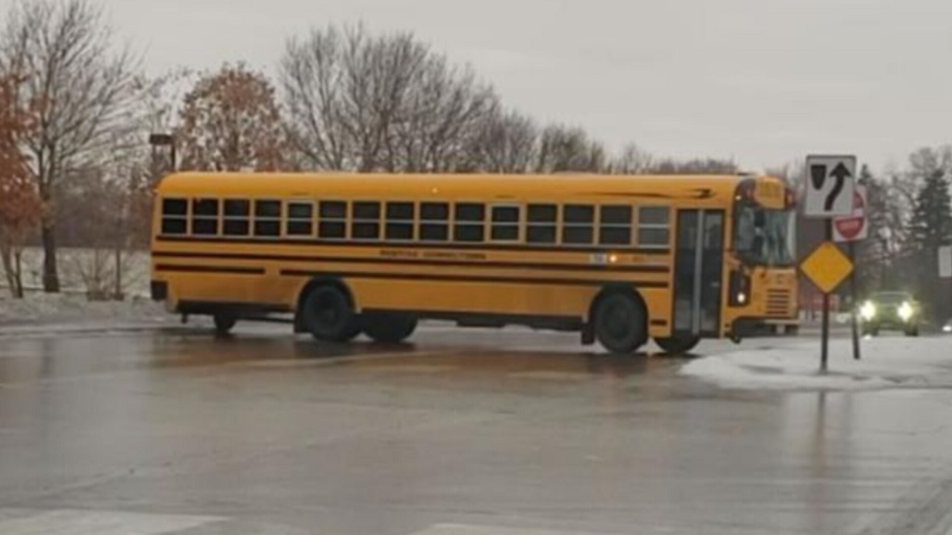 Imagini virale: un autobuz alunecă pe o șosea acoperită de gheață