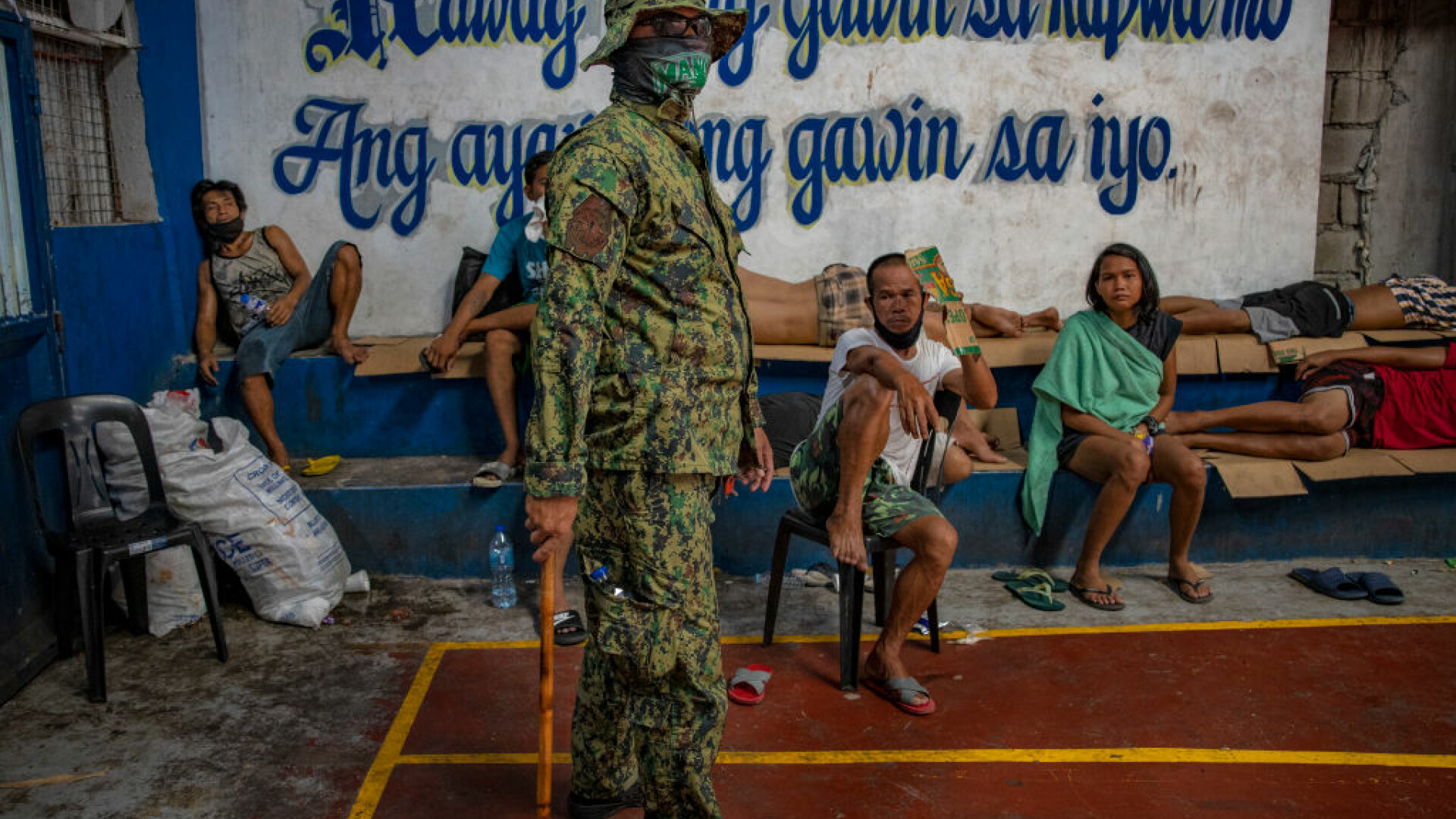 Poliţia din Filipine îi va lovi cu bastoanele pe cei care nu respectă distanțarea socială