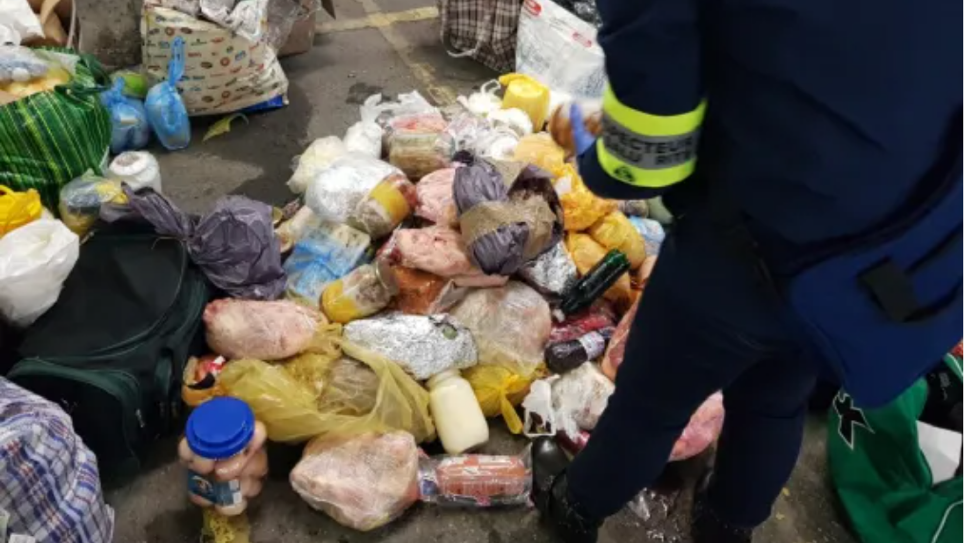 Peste o tonă de mâncare și băutură primite de acasă de români pentru sărbători, distruse de poliția din Franța