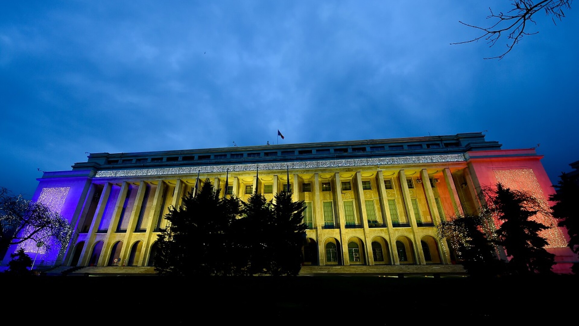 Cladirea Palatului Victoria este iluminata in culorile drapelului national
