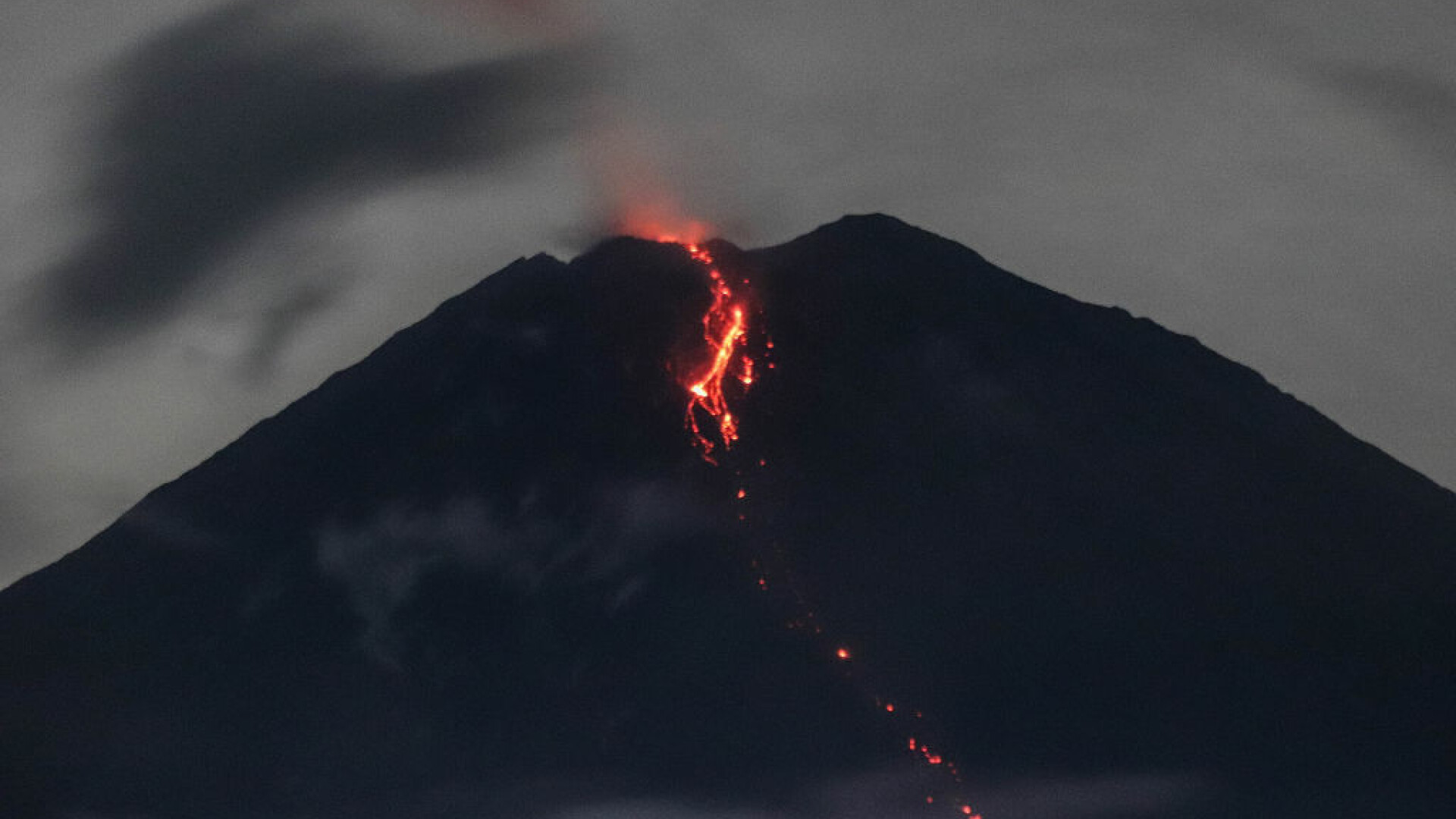 Dezastru în Indonezia. 13 oameni au murit, după ce vulcanul Semeru a erupt