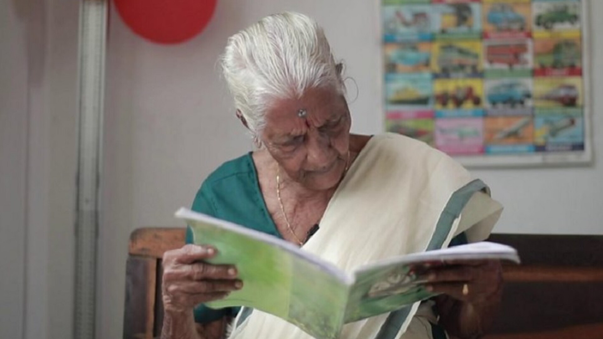VIDEO. O femeie a învățat să scrie și să citească la vârsta de 104 ani