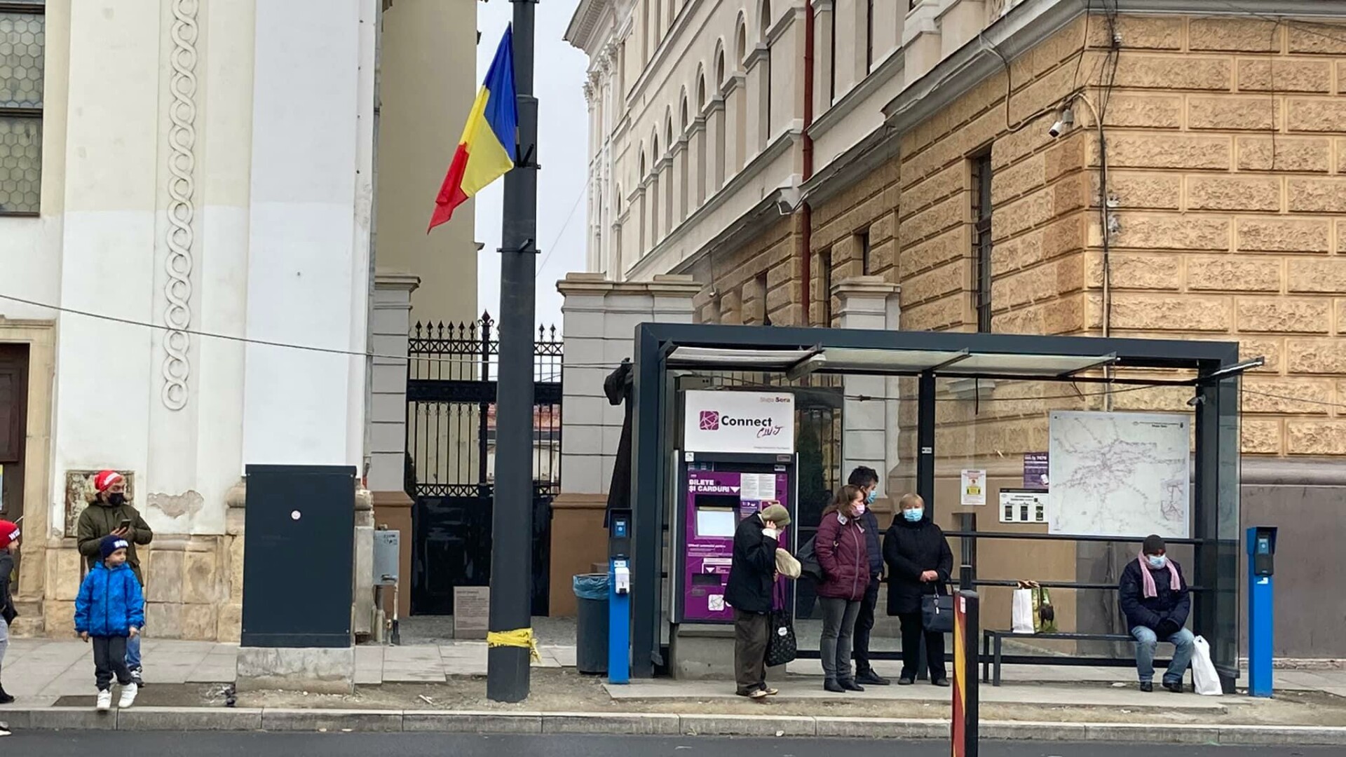 Autoritățile din Cluj-Napoca au pus statuia fondatorului bisericii unitariene în spatele unei stații de autobuz