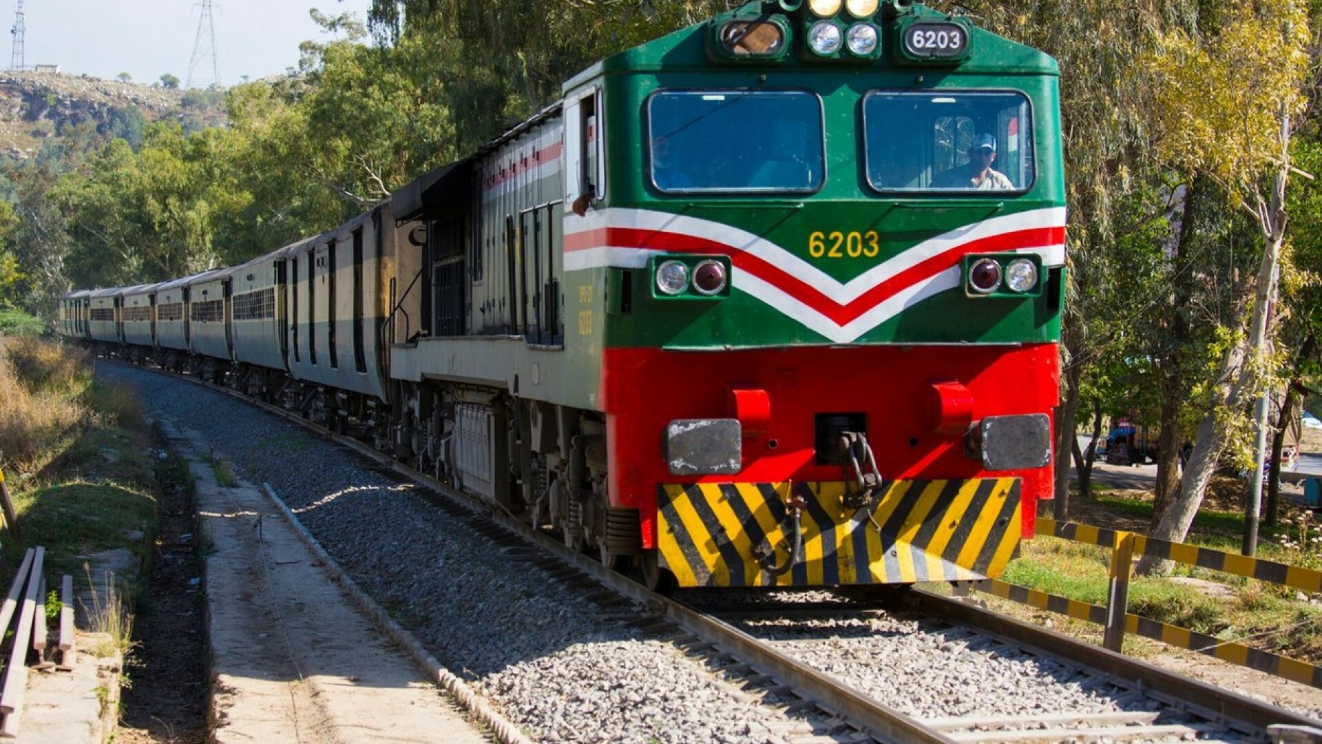 Ce a pățit un conductor de tren din Pakistan care a oprit garnitura pentru a-și cumpăra un iaurt