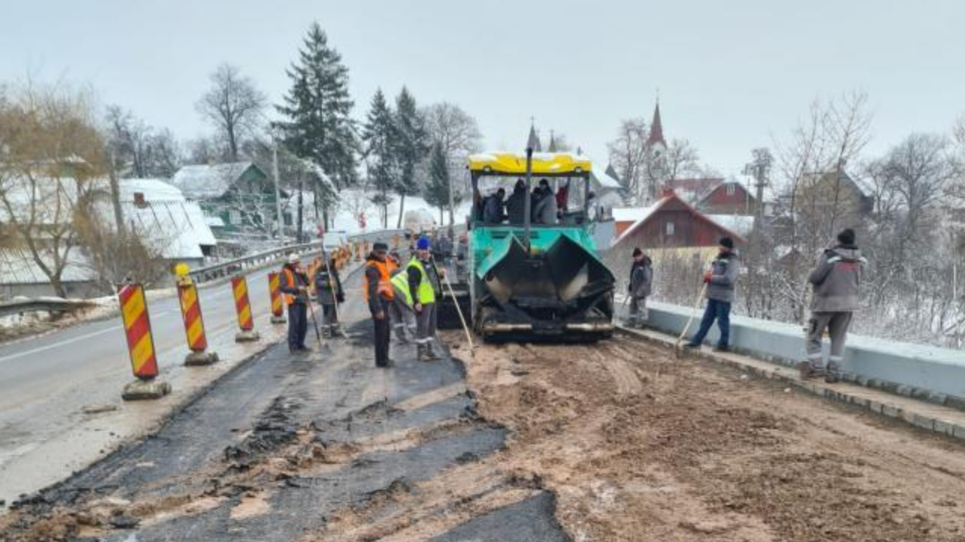 Treabă nemțească, la Suceava: Asfaltare pe un noroi atât de mare, încât camioanele abia puteau să mai iasă VIDEO