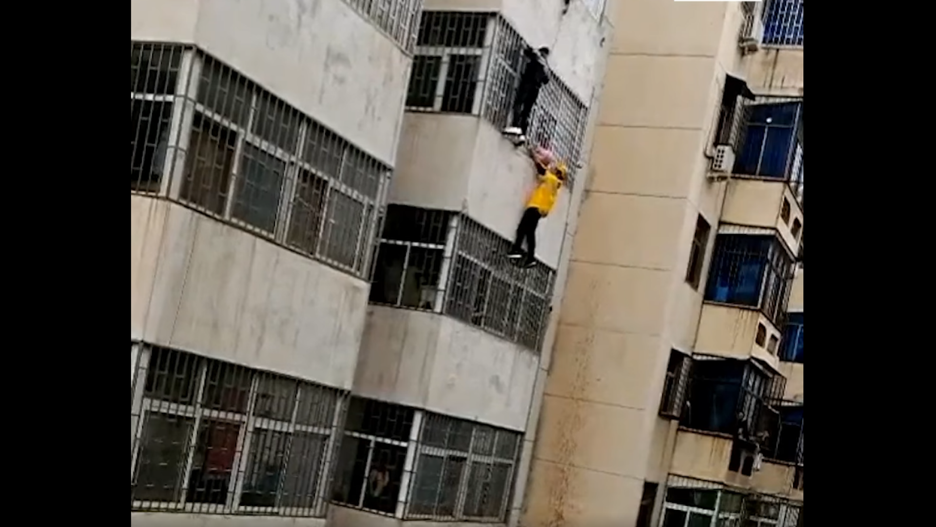 Un curier din China s-a urcat pe un bloc până la etajul 3 pentru a salva o fetiță care stătea să cadă VIDEO
