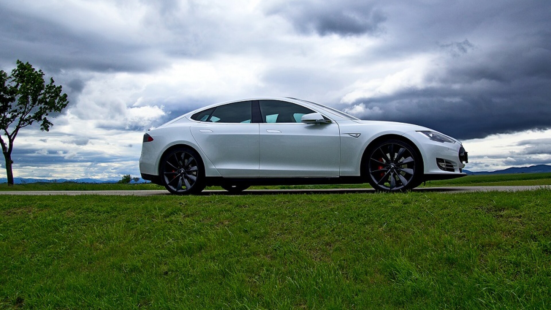 Tesla recheamă peste 475.000 de maşini pentru a rezolva problemele legate de camera retrovizoare şi portbagaj