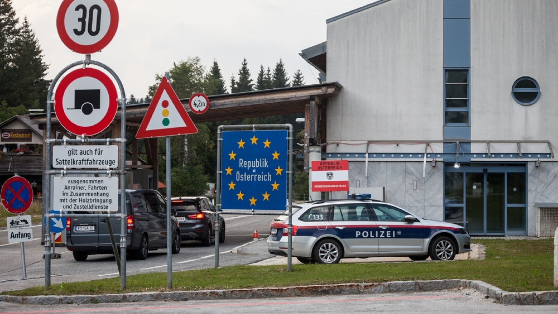Protest CNA la Ambasada Austriei, pentru umilirea jurnaliștilor români la votul Schengen. Mesaj către ambasador