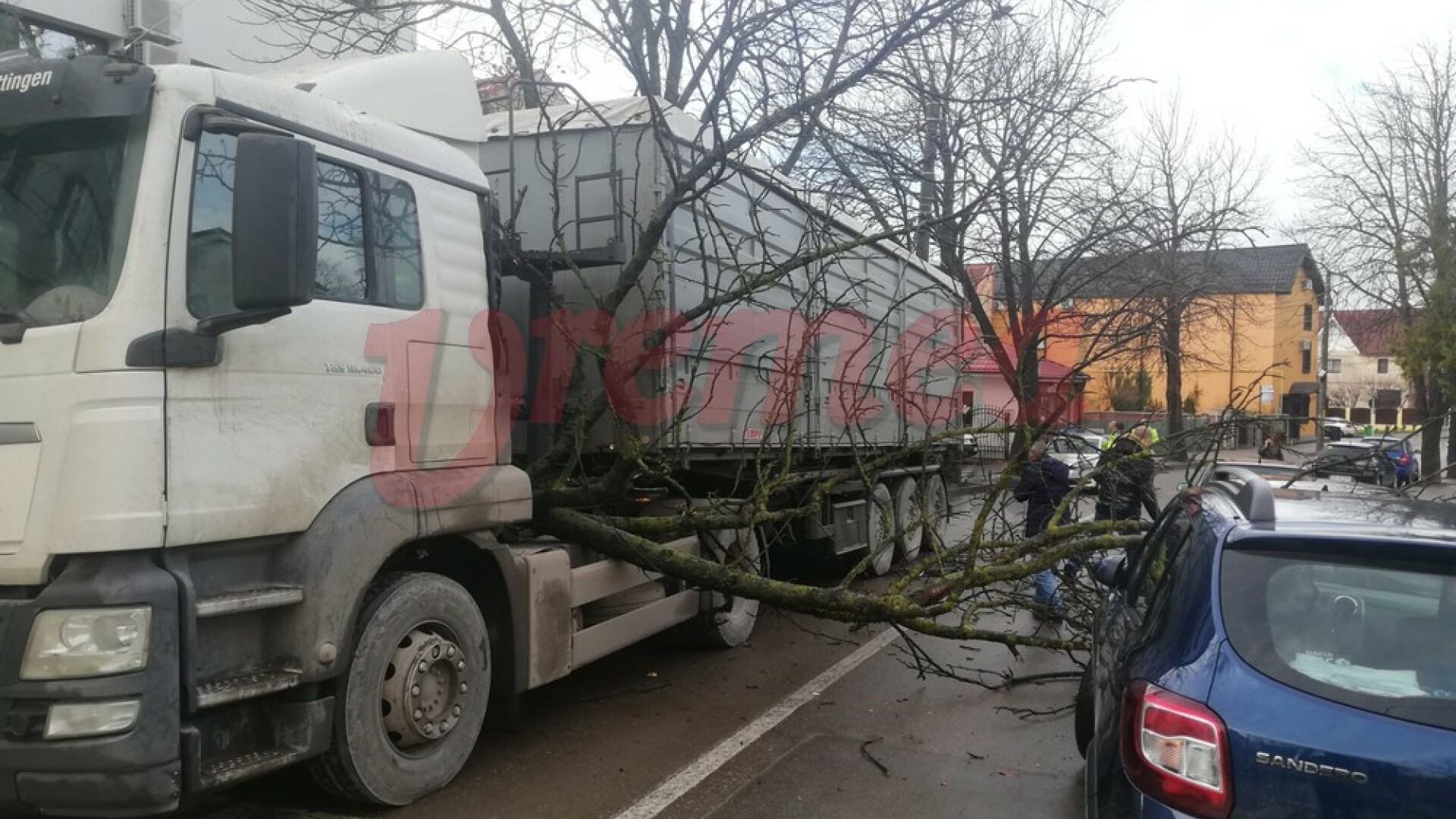 Un TIR din Ucraina a lăsat fără internet un cartier din Vaslui. A avariat și două mașini
