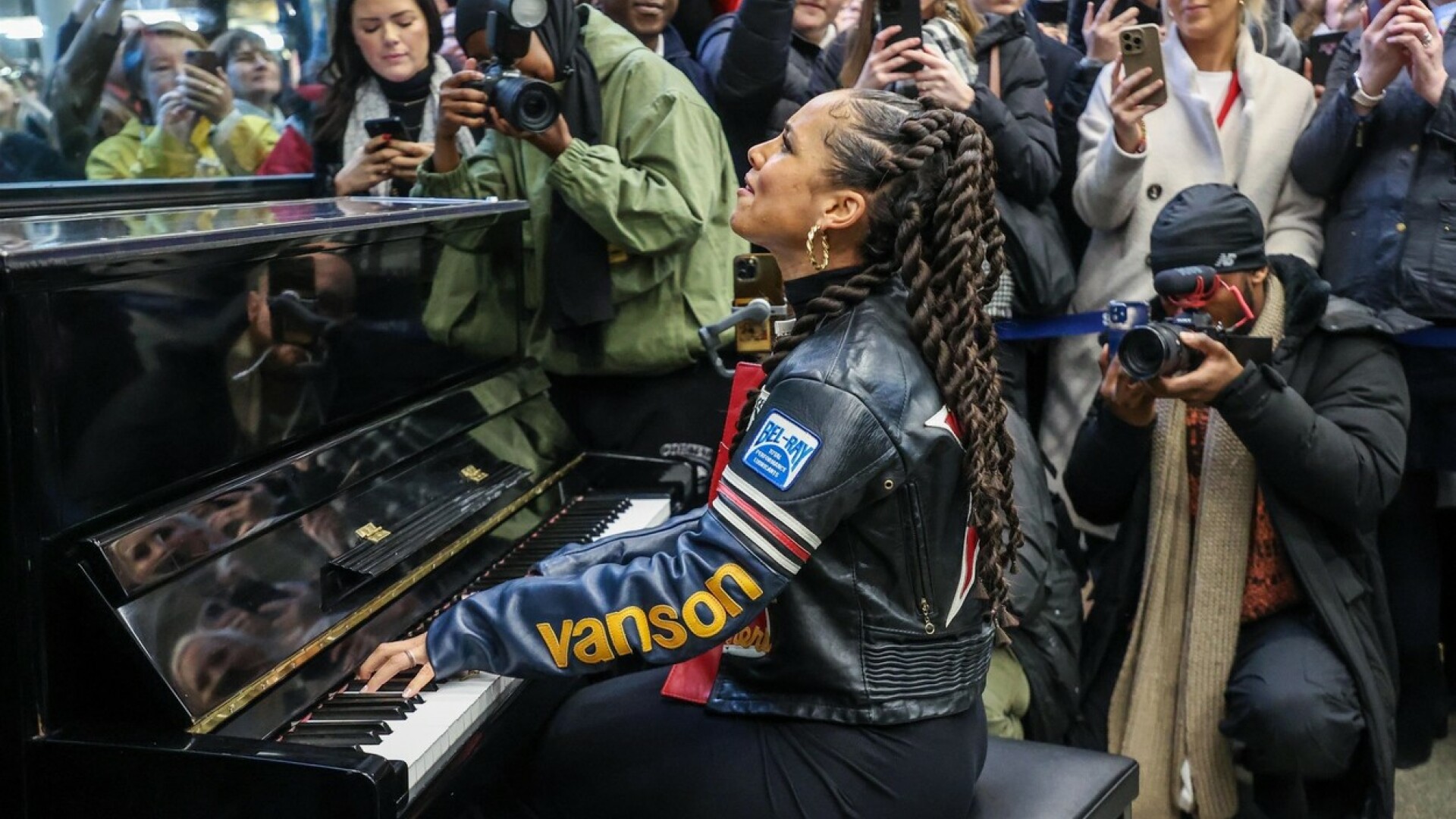 Alicia Keys a cântat la pian într-o gară din Londra