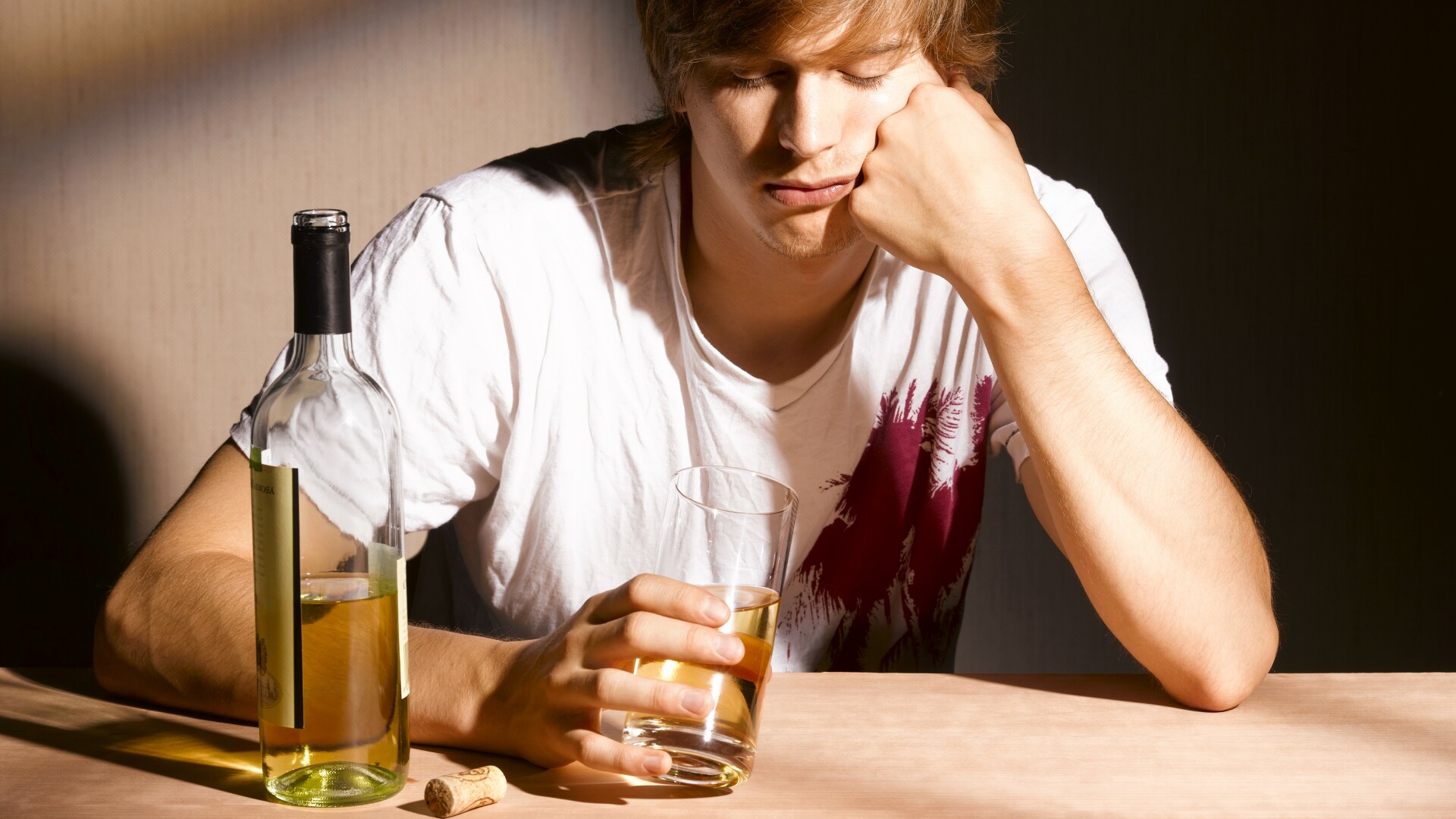 Sondaj: Peste o treime dintre părinți de adolescenți spun că nu impun reguli copiilor lor privind consumul de alcool