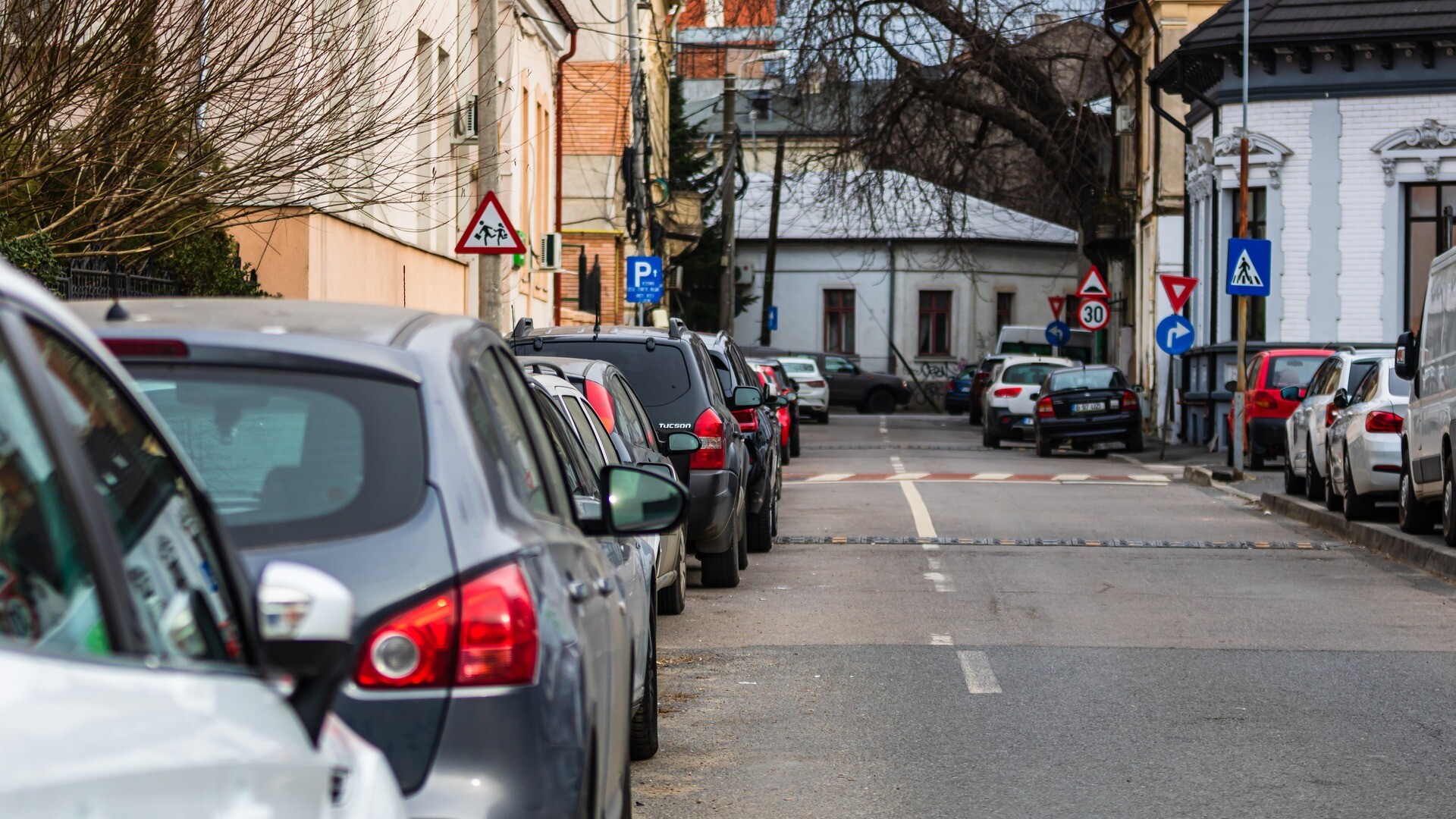 Primăria Sectorului 4 explică taxa pentru mașinile fără loc de parcare. Cine scapă de plata celor 540 de lei