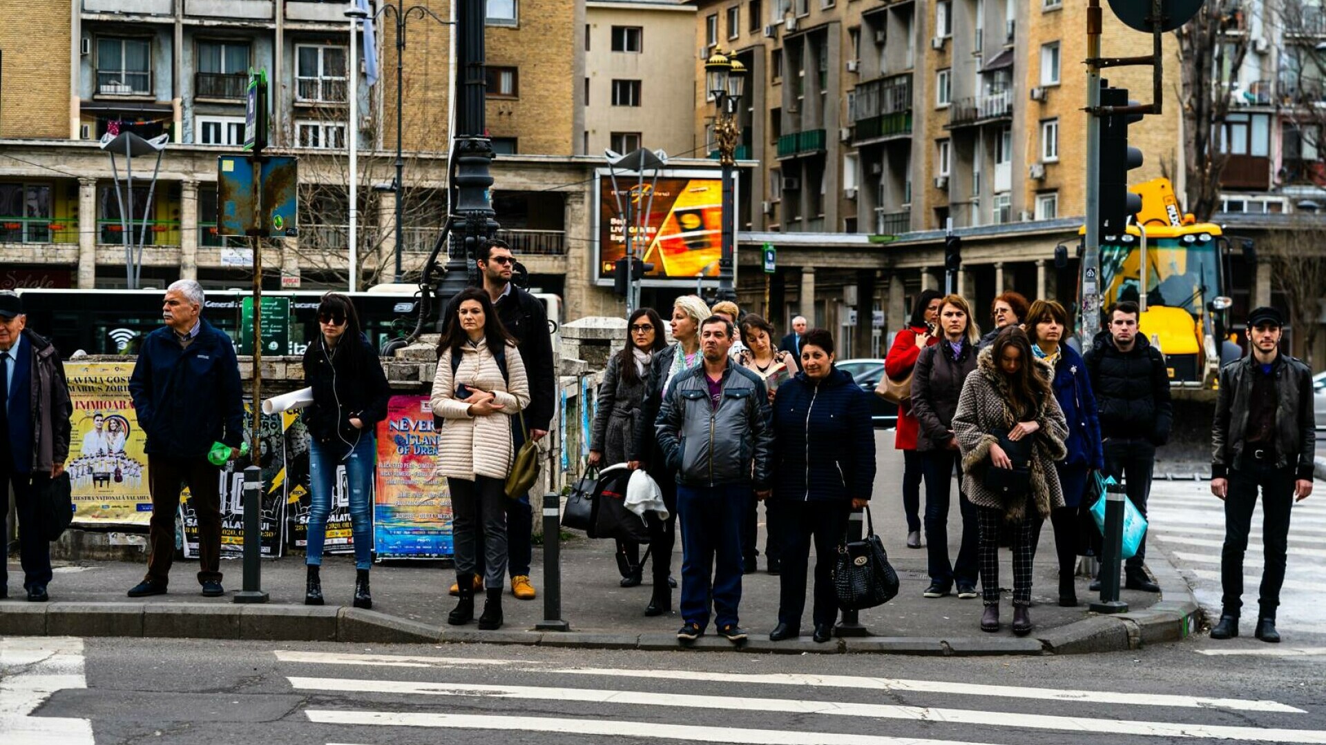 oameni pe strada