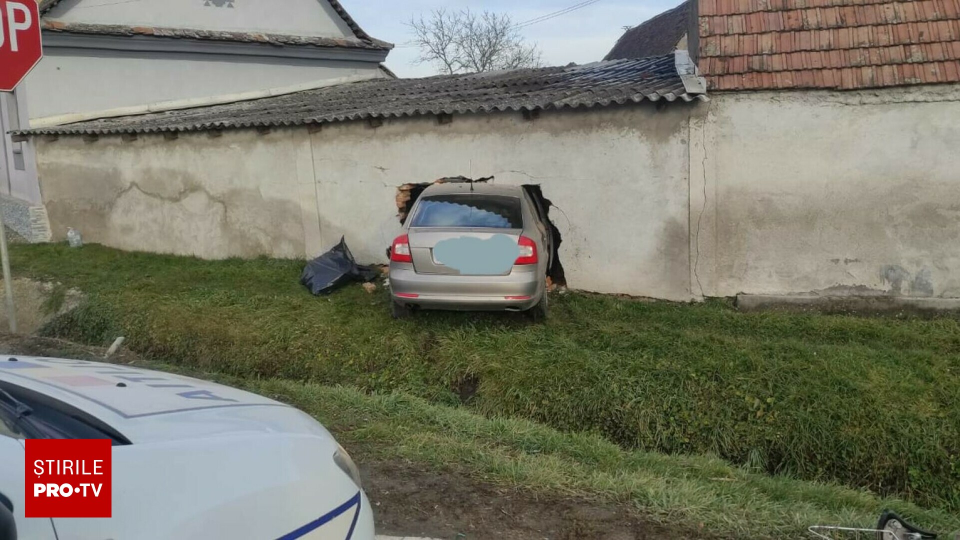 Un brașovean de 71 de ani a intrat cu mașina în peretele unui imobil, pe DN1. Soția sa a ajuns la spital. FOTO