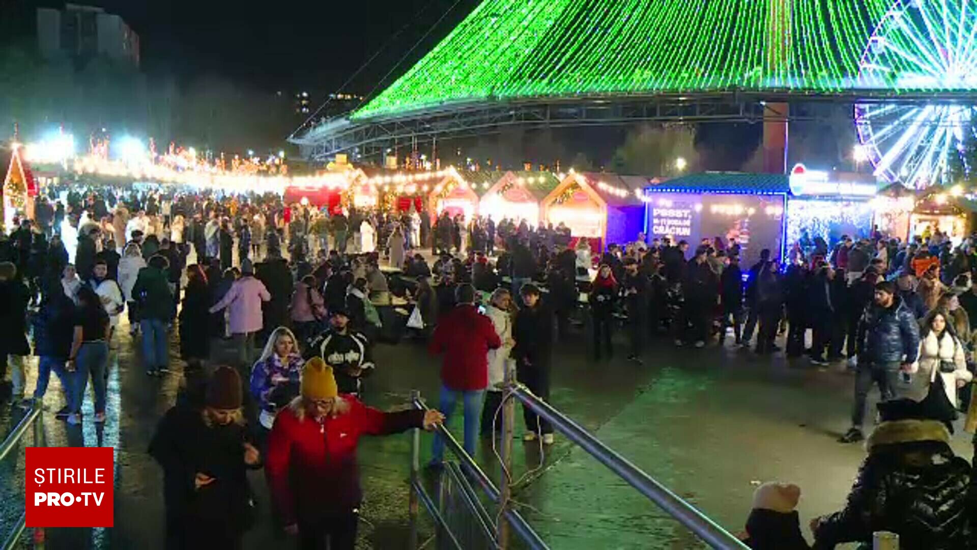 Prețurile ridicate nu i-au oprit pe vizitatori să deguste mâncărurile tradiționale de la târgurile de Crăciun din Capitală