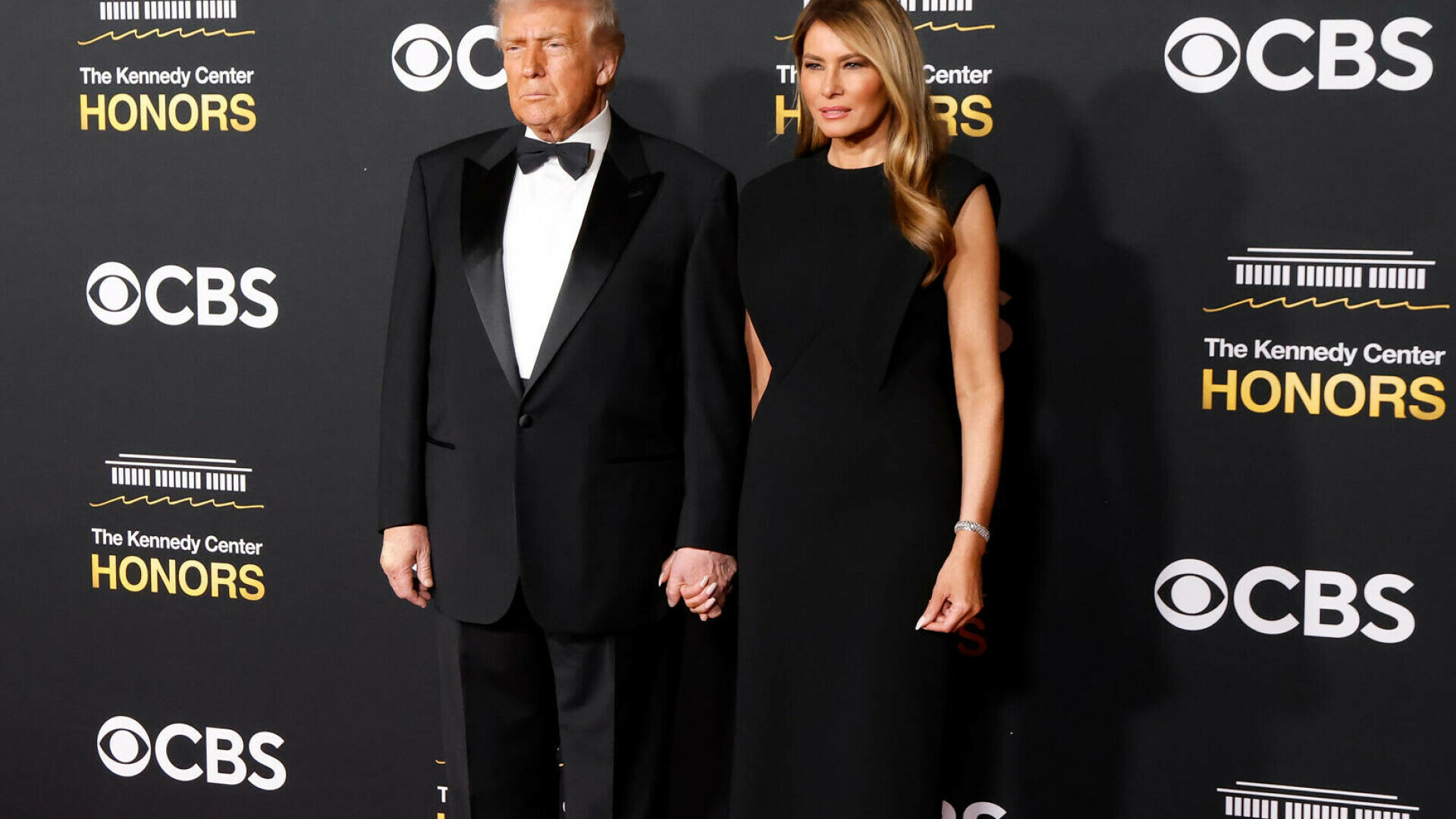 Melania Trump, apariție elegantă pe covorul roșu la gala Kennedy Center Honors, alături de Donald Trump. GALERIE FOTO