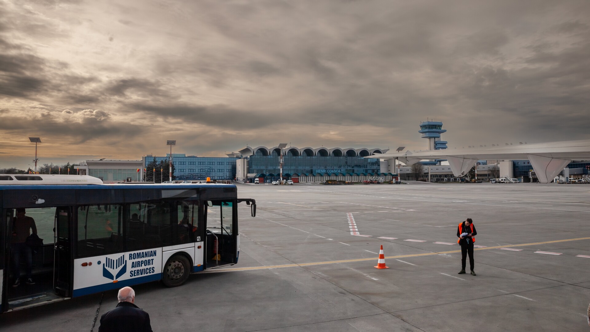 Transportul public din zona Aeroportului Otopeni va fi reorganizat. Autobuzele 100 și 442 vor circula pe o arteră nouă