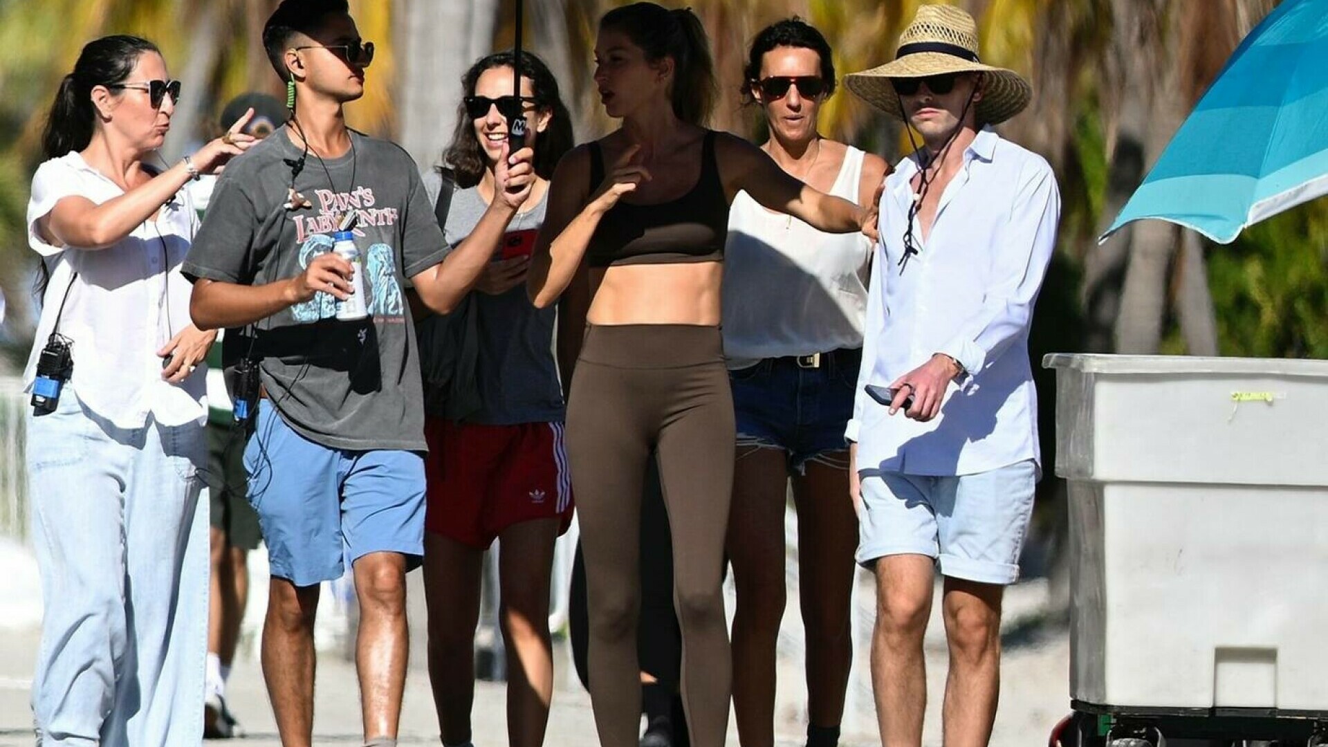 Gisele Bündchen, în formă excepțională în timpul filmărilor unei reclame sport în Miami, la câteva luni după naștere. FOTO