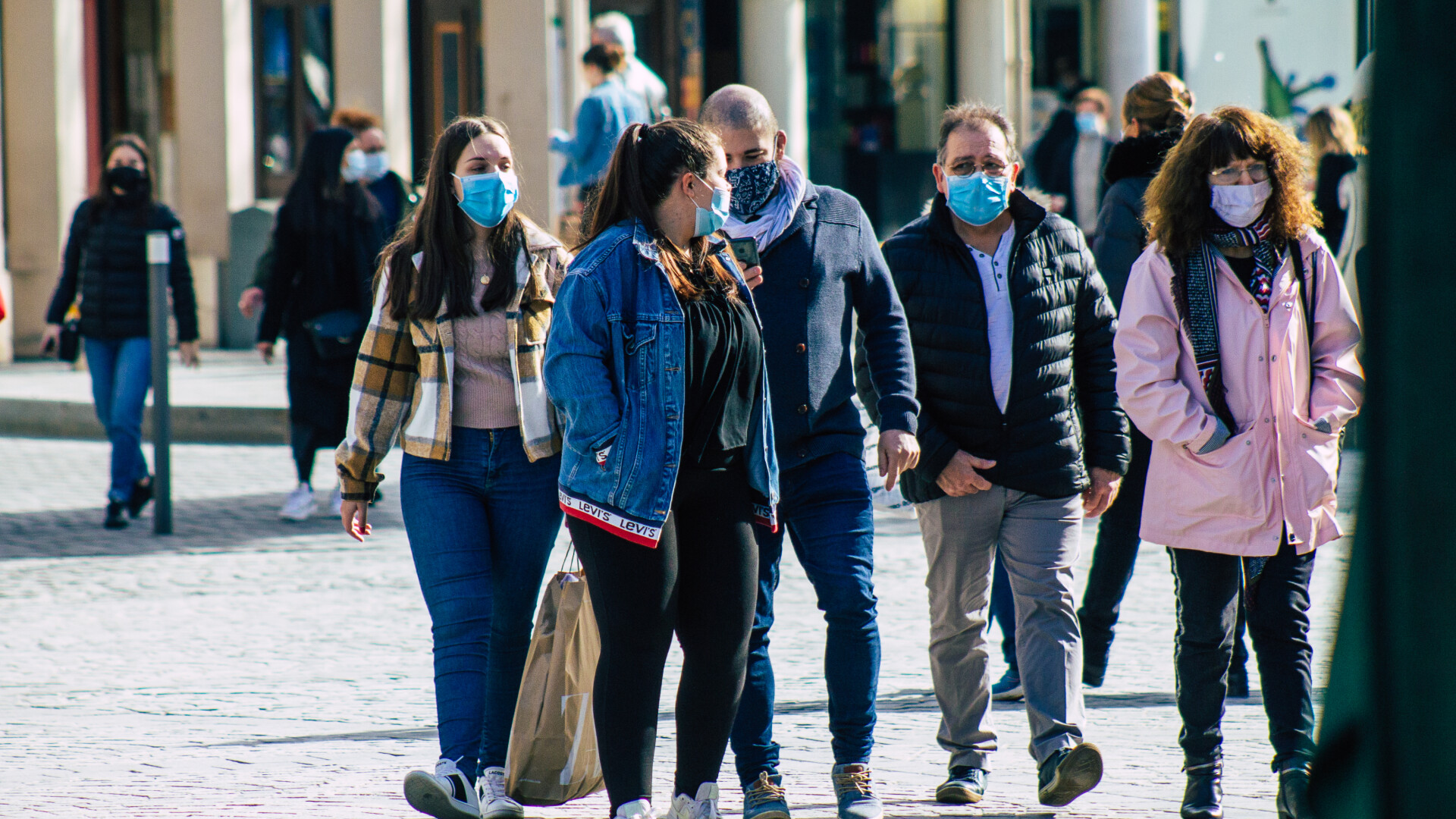 oameni pe strada, masti, covid