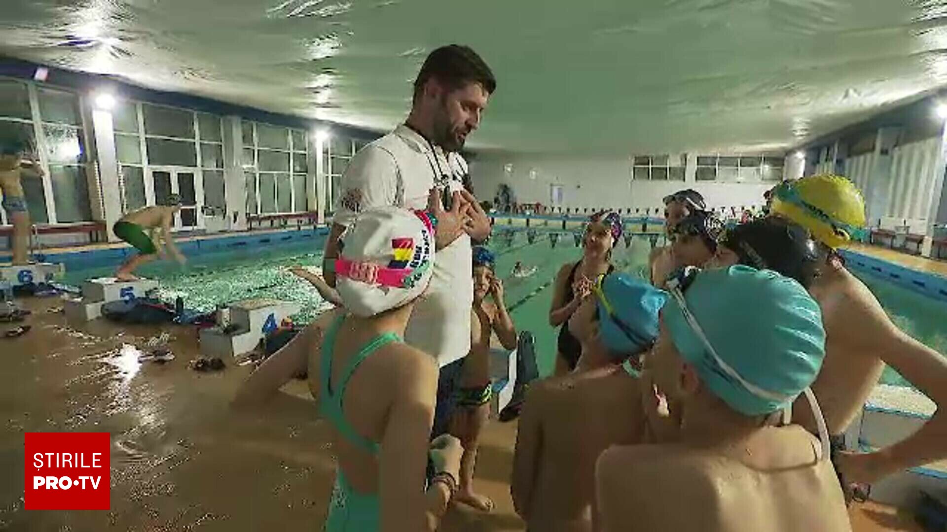 Photo for the article Cătălin Nistor, antrenorul de înot care face minuni într-un bazin pe cale să se prăbușească: „Toată lumea pleca, eu am rămas”
