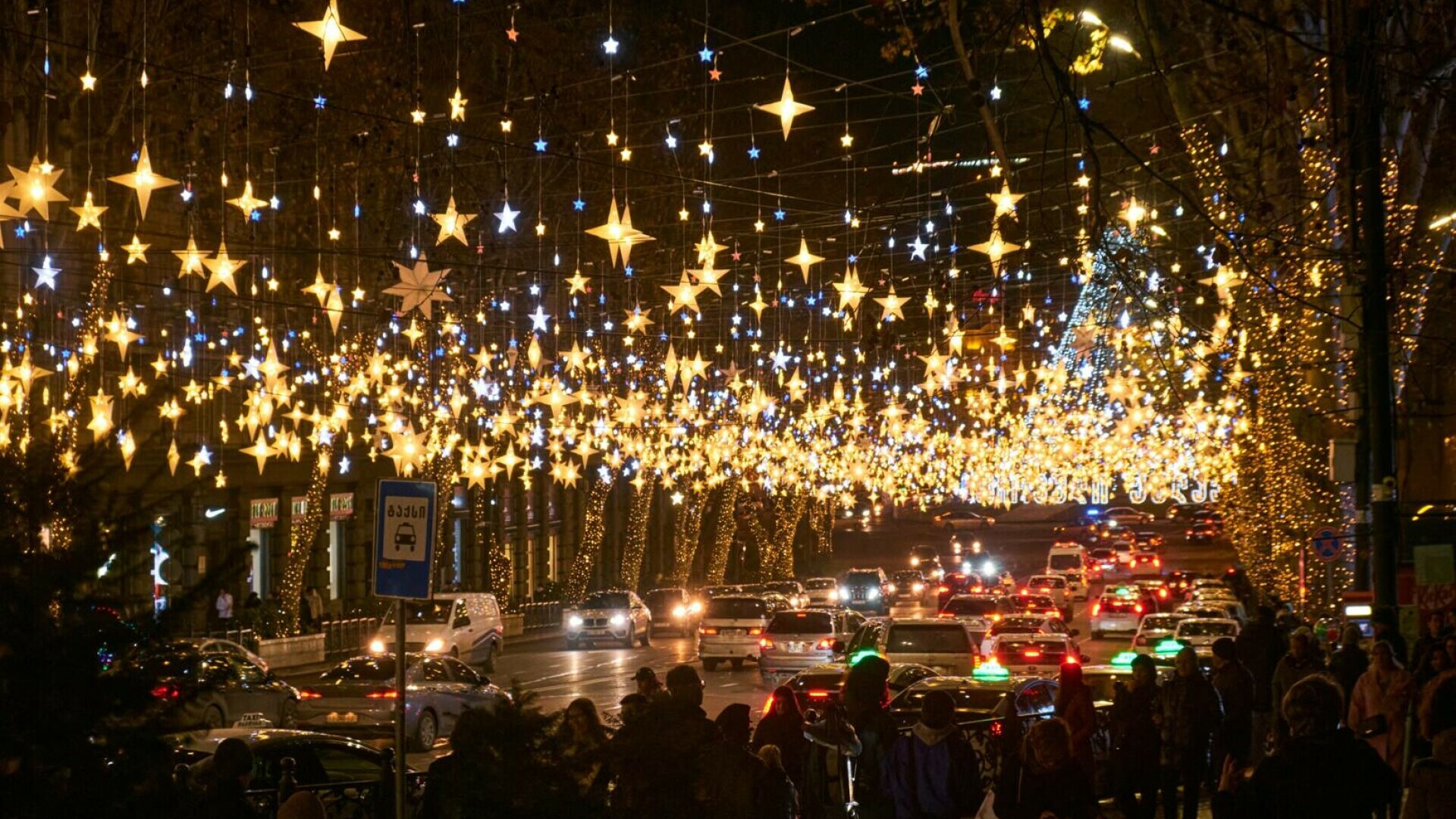 De unde vine tradiția luminițelor de Crăciun. Cine este inventatorul acestui obicei