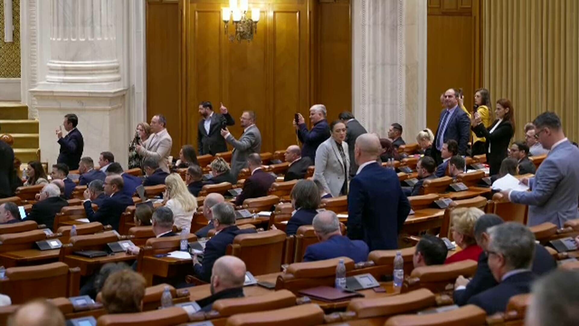 Reacții tensionate după decizia coaliției de a majora salariul minim. Sindicatele nu exclud o grevă generală