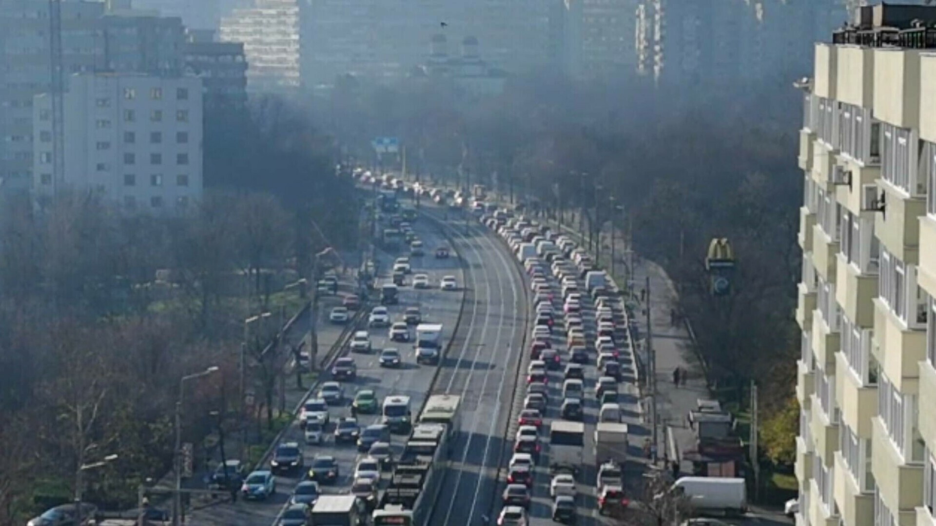 Aglomerație record înainte de sărbători: românii pierd ore în trafic pentru cumpărături și cadouri