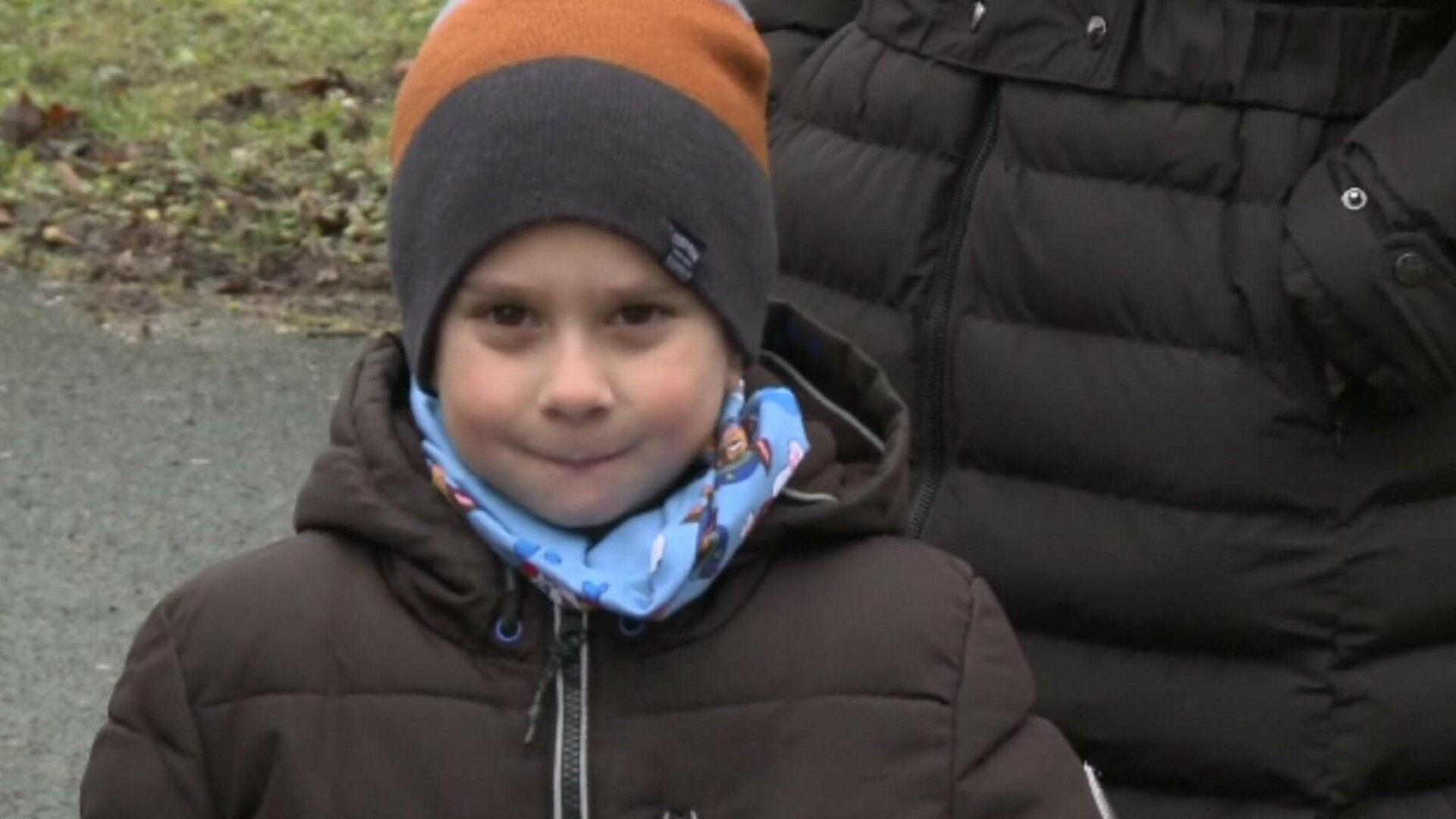 Un băiețel de doar patru ani și-a salvat mama, care a leșinat, după ce a sunat calm la ambulanță